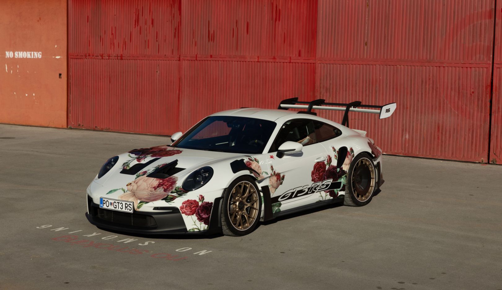 Dzieło sztuki: na sesję zdjęciową Christophorusa Nika Zupanc ofoliowała 911 GT3 swojego przyjaciela. Wzór w róże zastosowała już w innym Art Car, powstałym w 2022 roku we współpracy z Porsche Center w Lublanie.
