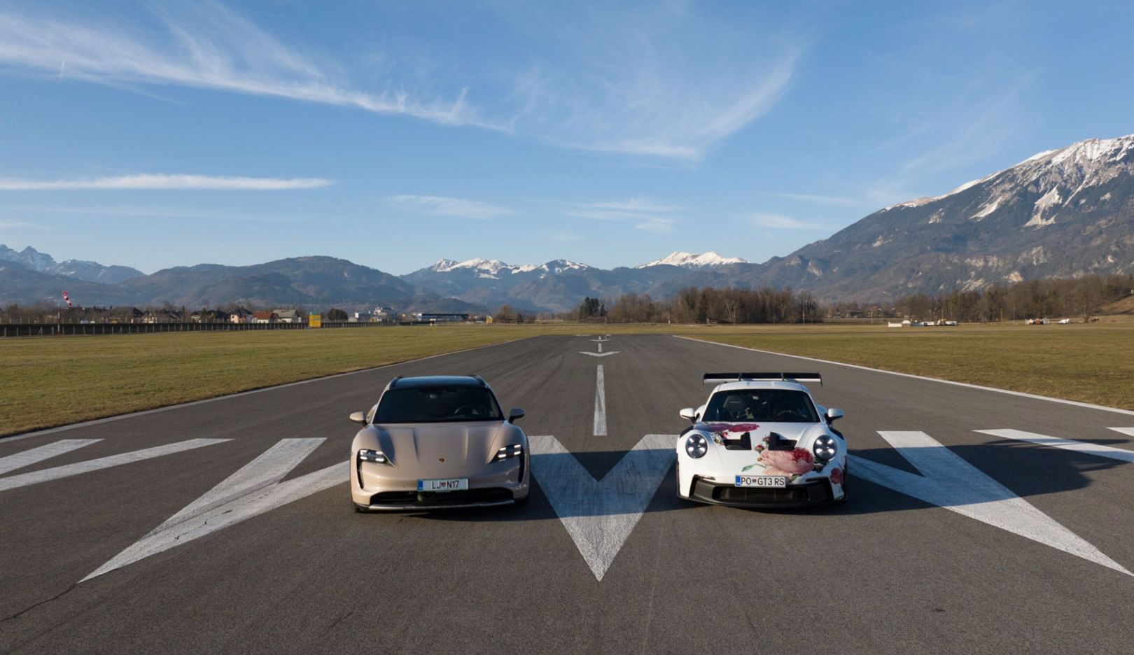 Sportowy duet: Taycan 4 Cross Turismo i 911 GT3 RS na lotnisku koło Lublany.