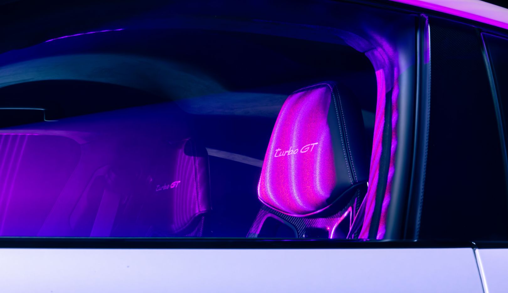 Um show de laser no banco concha Bodyform com impressão 3D no Taycan Turbo GT reforça a sensação de se estar em um carro de corrida.