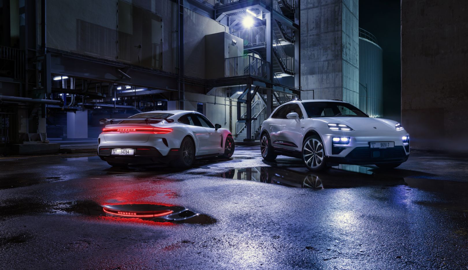 Protagonistas: Os dois carros esportivos elétricos à beira do parque solar – o cenário parece saído de um filme de Hollywood.
