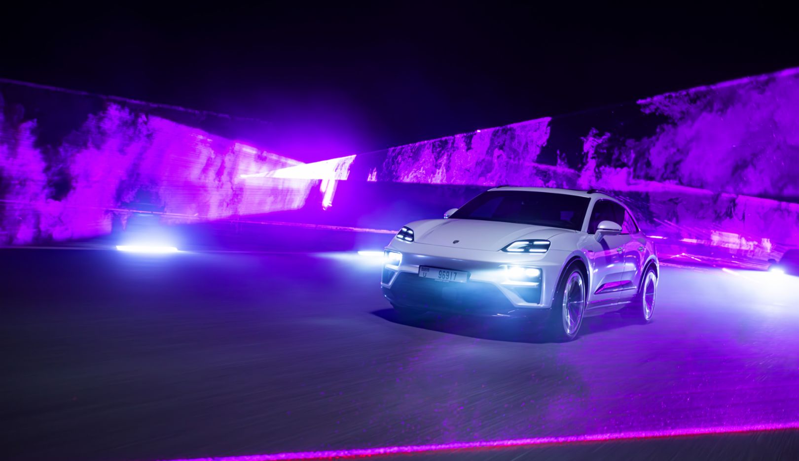 Sob luzes de laser, o Macan Turbo exibe seu desempenho impressionante.