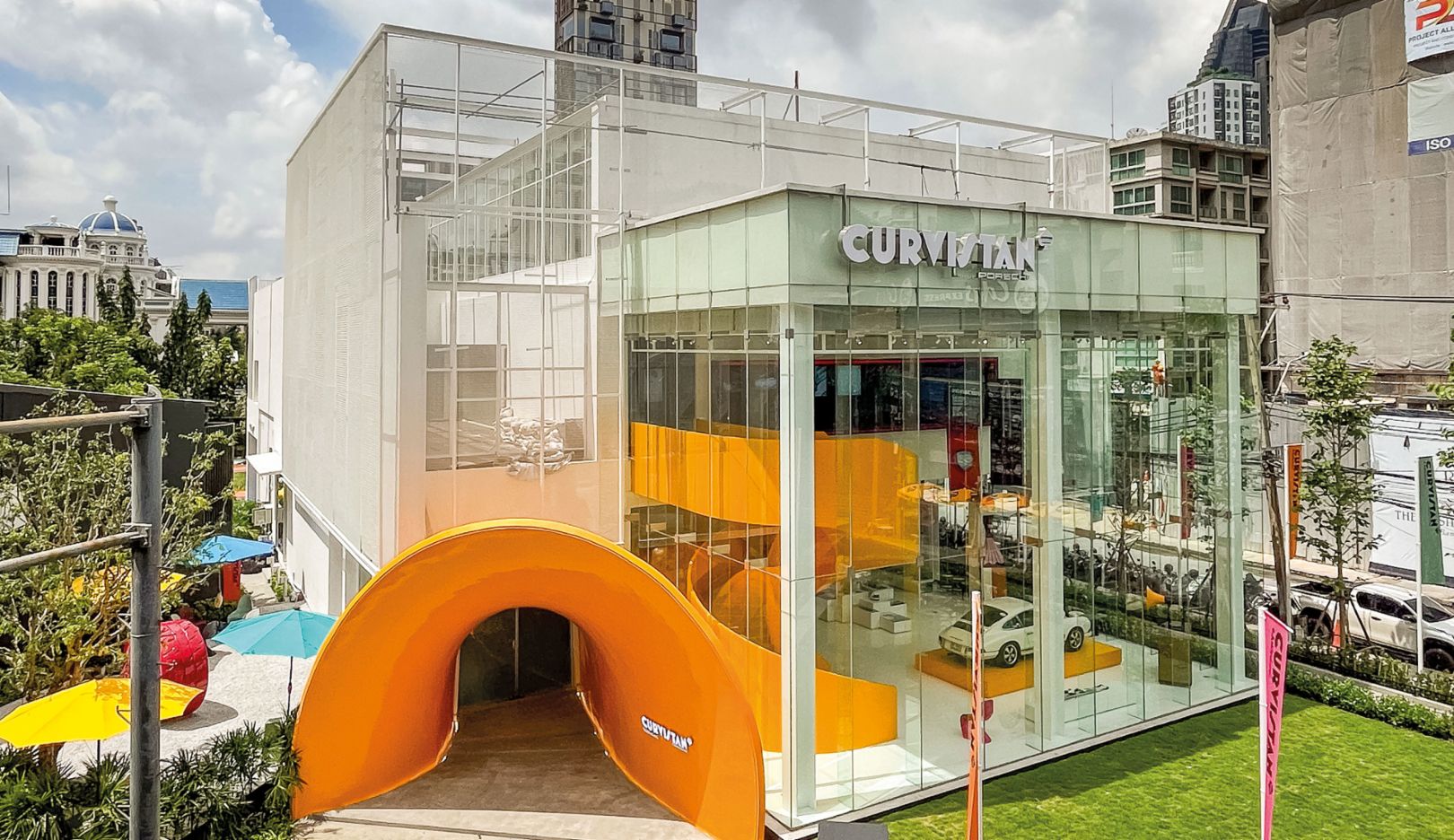 Legado: Dentro do Curvistan Bangkok, a história da Porsche é celebrada. As exposições mudam regularmente, o que faz uma visita sempre valer a pena.