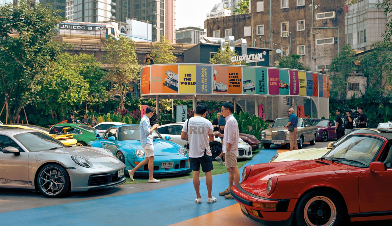 Ponto de encontro: Diante do Curvistan Bangkok, no bairro de Thonglor, sempre há alguns veículos Porsche, o que também atrai inúmeros fãs da marca. O lugar é um popular ponto de encontro para entusiastas da Porsche como o grupo Renndrive, fundado por Sihabutr “Tenn” Xoomsai.