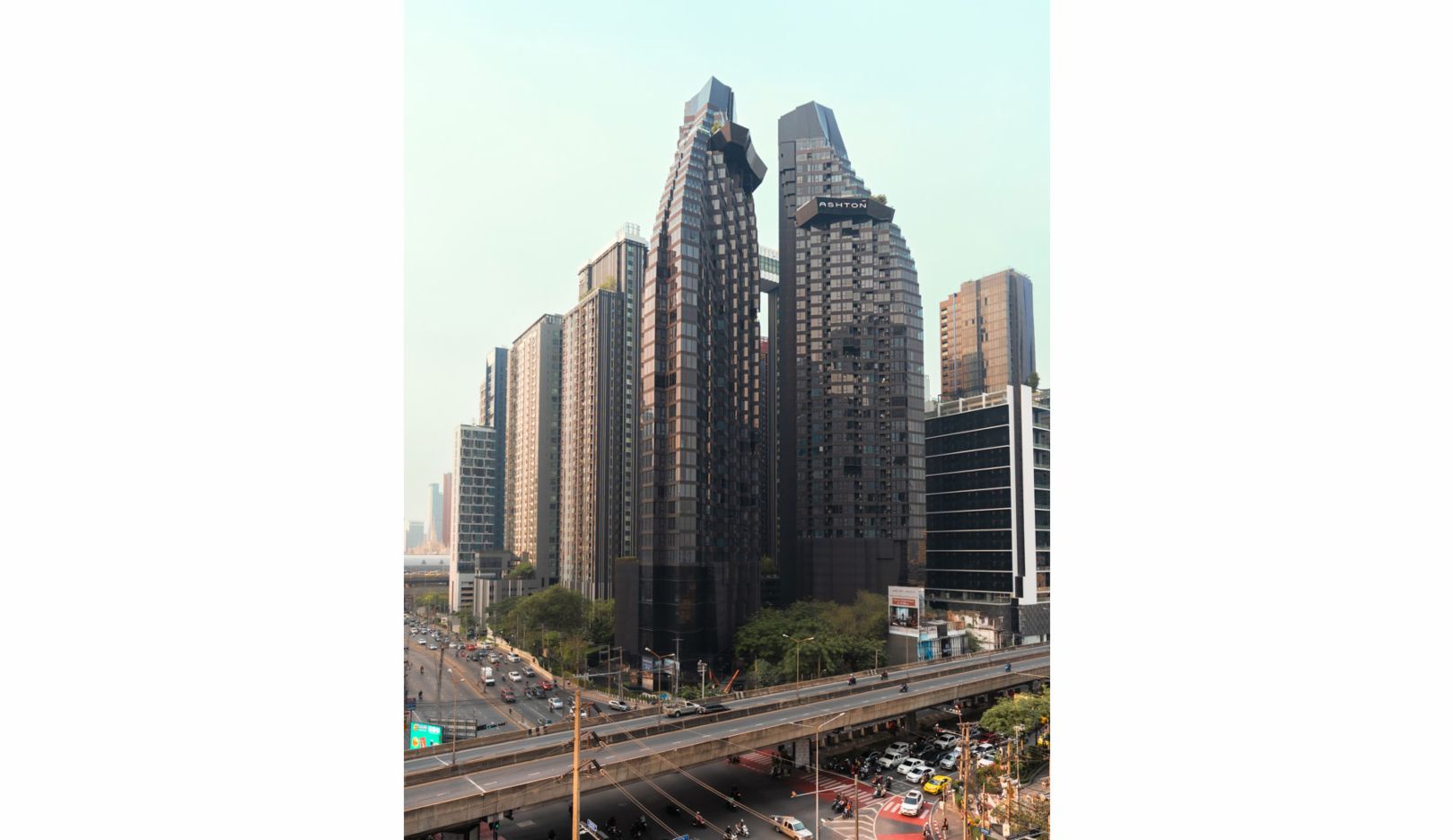 Vista do Ashton Rama IX: Mais acima, delineiam-se as piscinas externas suspensas.