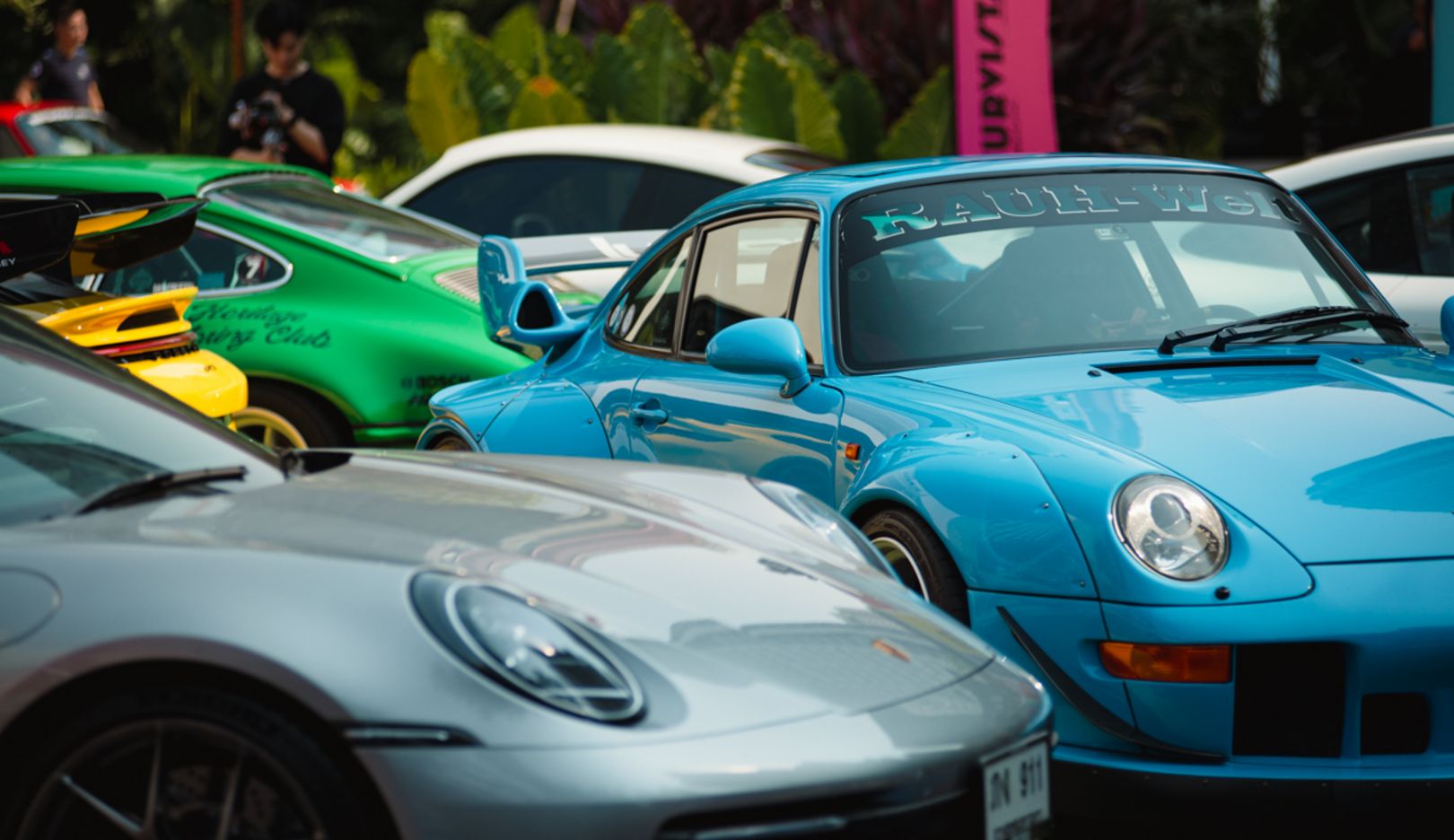 A colorida Curvistan: Modelos Porsche de todos os tipos estacionam em frente à loja pop-up.