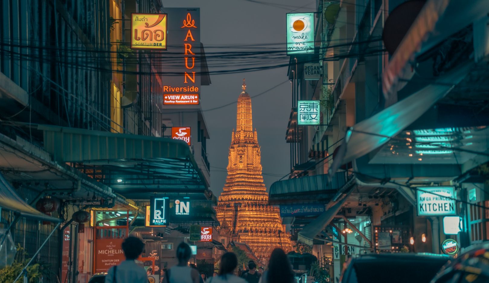 No passeio pela área central da cidade, o monumento Wat Arun é onipresente.