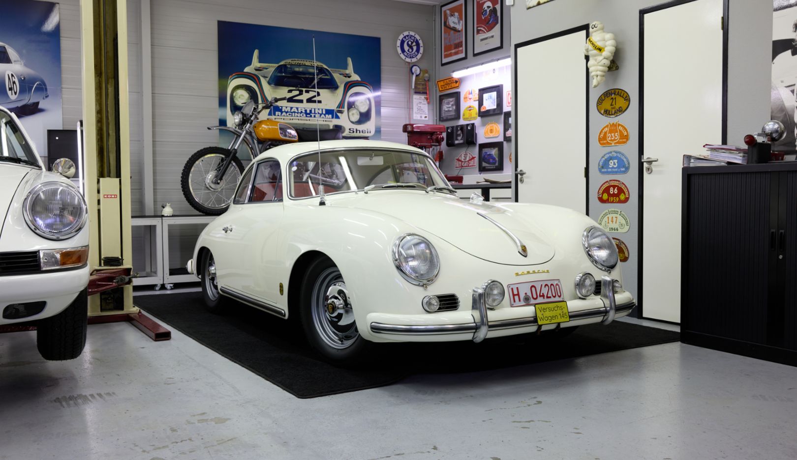 Vista da garagem de Henk Spin: Ao lado do exclusivo 356 do holandês, seu próximo projeto de restauração – um 911 original.