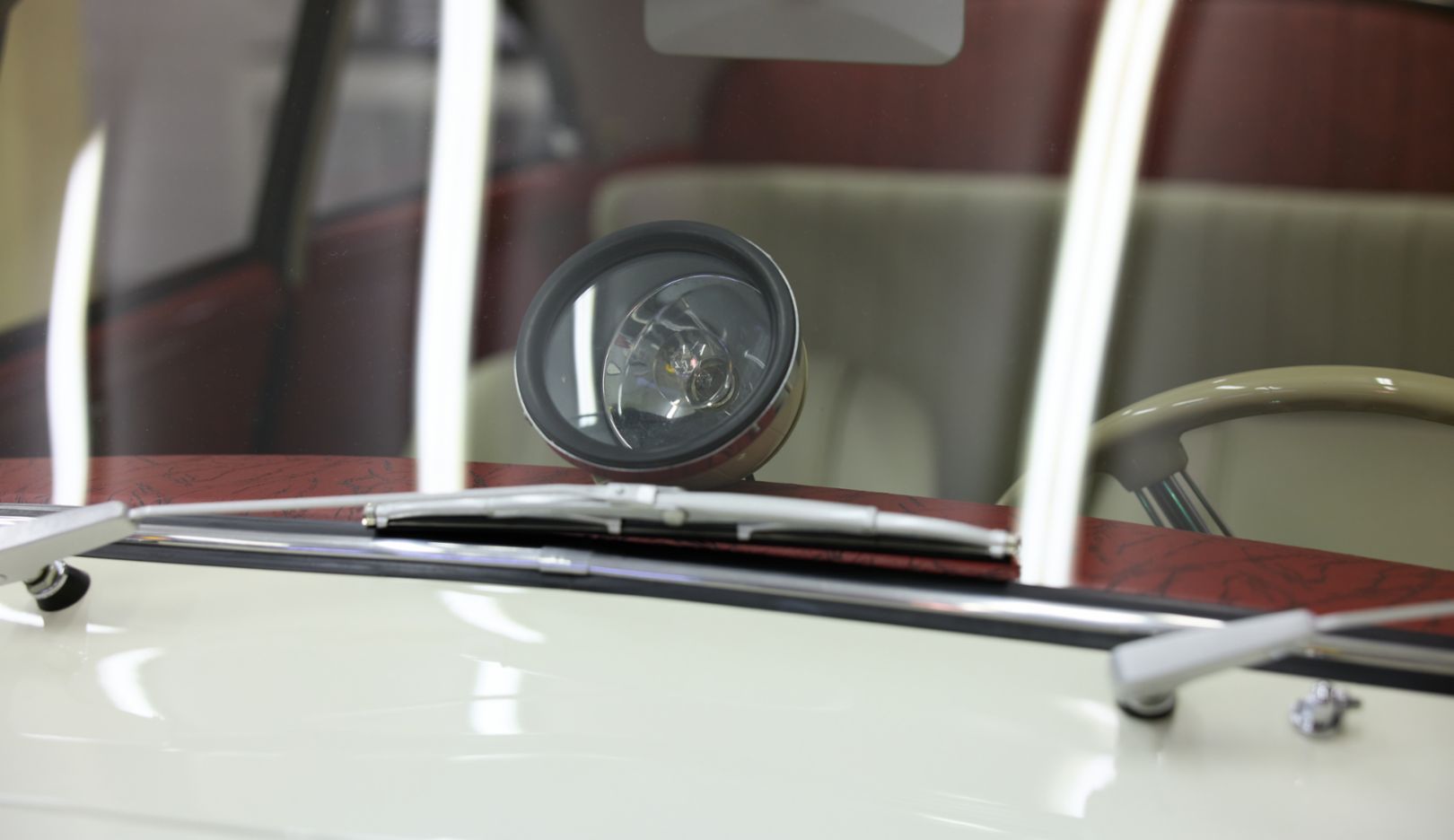 Um farol de rally móvel que pudesse ser ligado sempre que necessário era um dos pedidos especiais de Schmidt.
