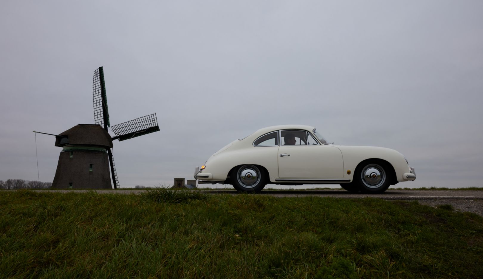 Imperdível: Dirigir sobre um dique, passando por um moinho de vento – experiência obrigatória na Holanda.