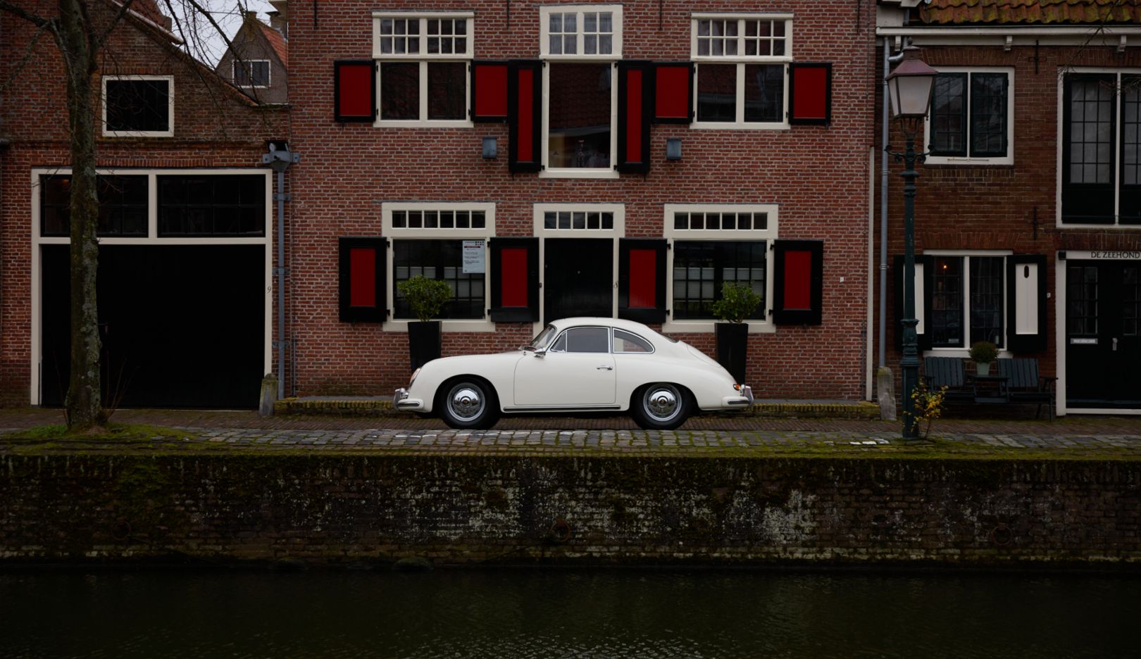 O 356 à beira do canal no Korenmarkt, em Hoorn.