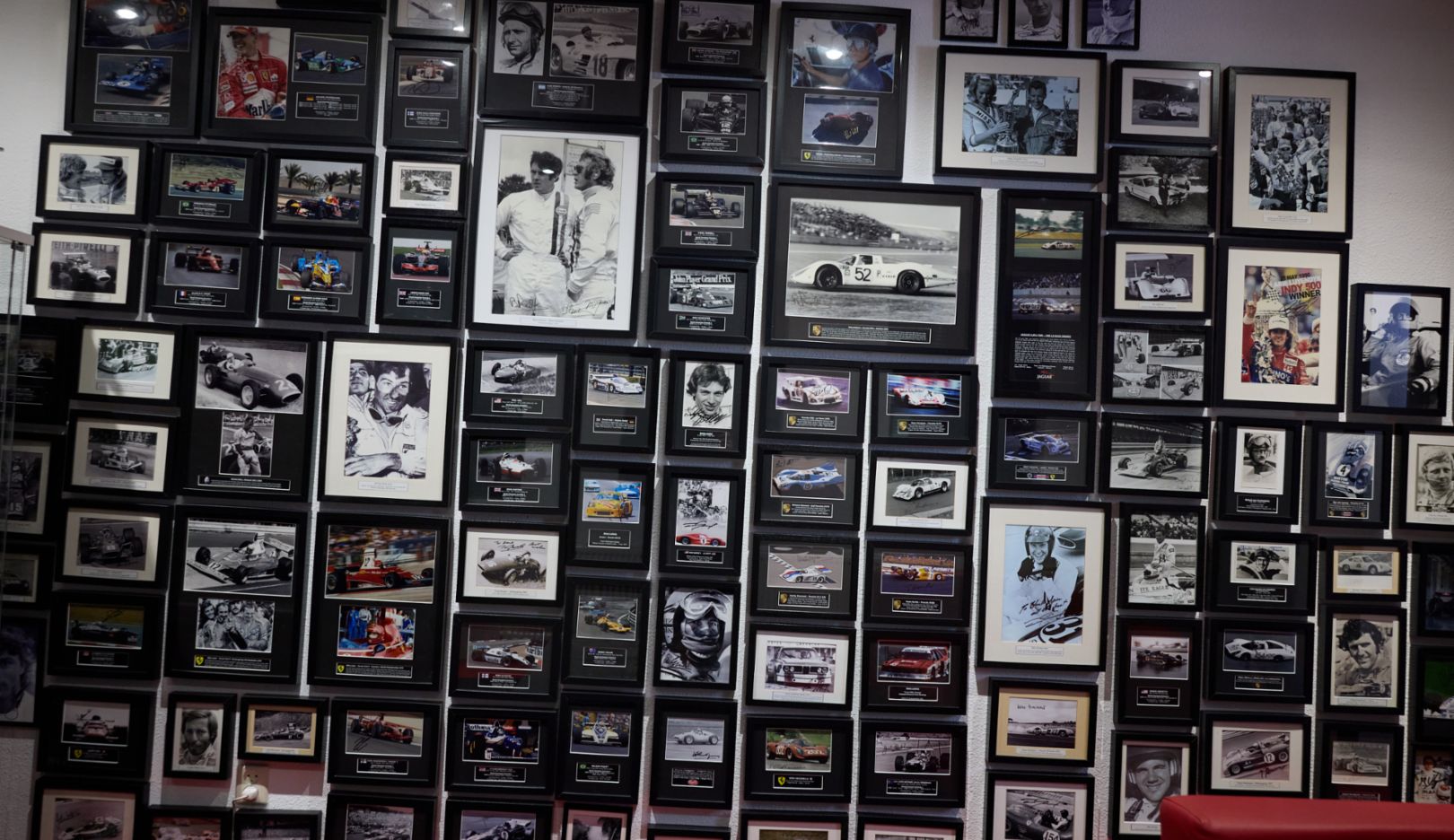 Henk Spin, ex-piloto de rally, é apaixonado por automobilismo. Aqui, uma parede com fotos originais de pilotos de corrida autografadas.