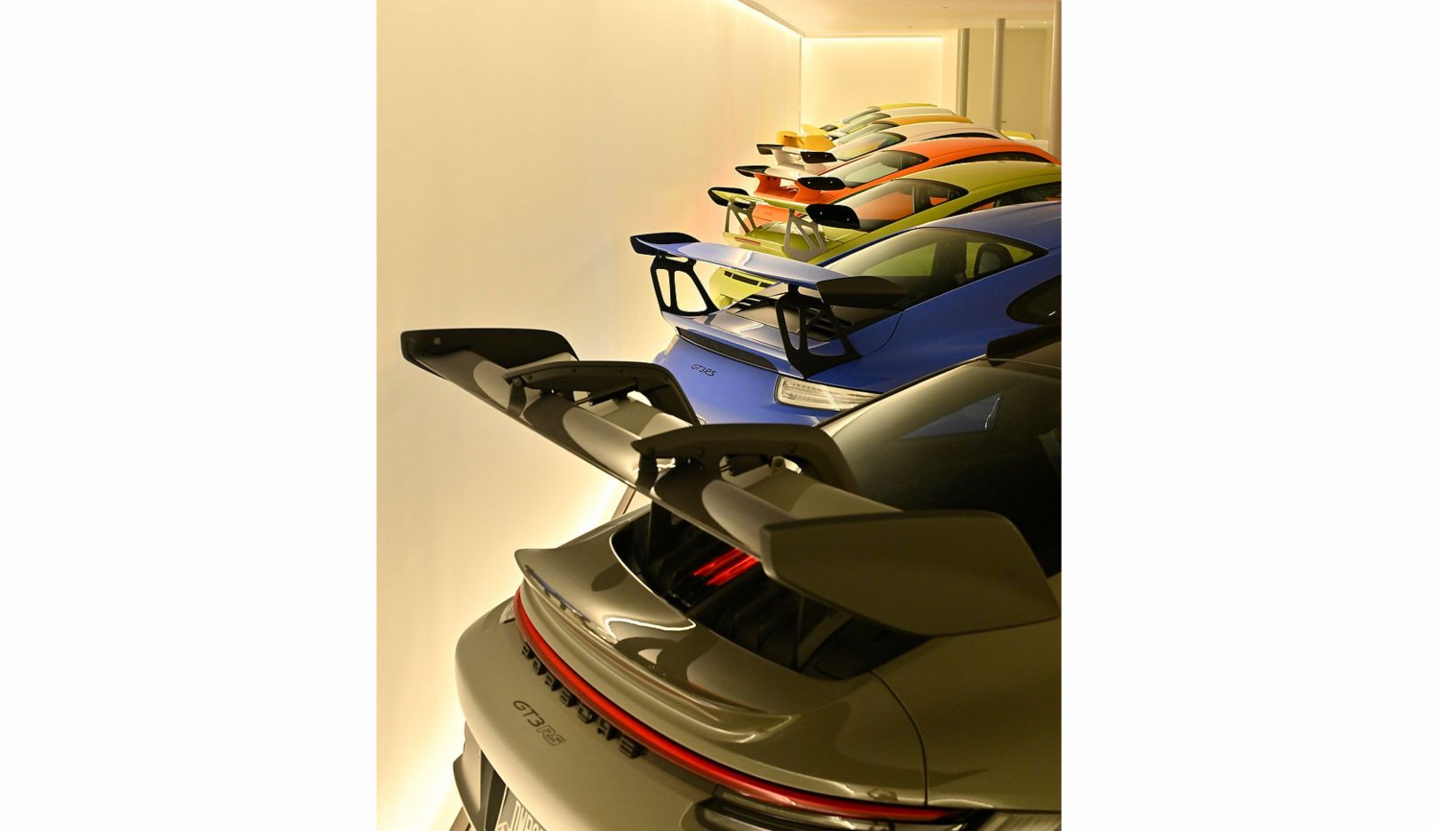 W garażu czeka zachwycająca kolekcja Porsche. Między innymi różne modele 911 GT3 RS.