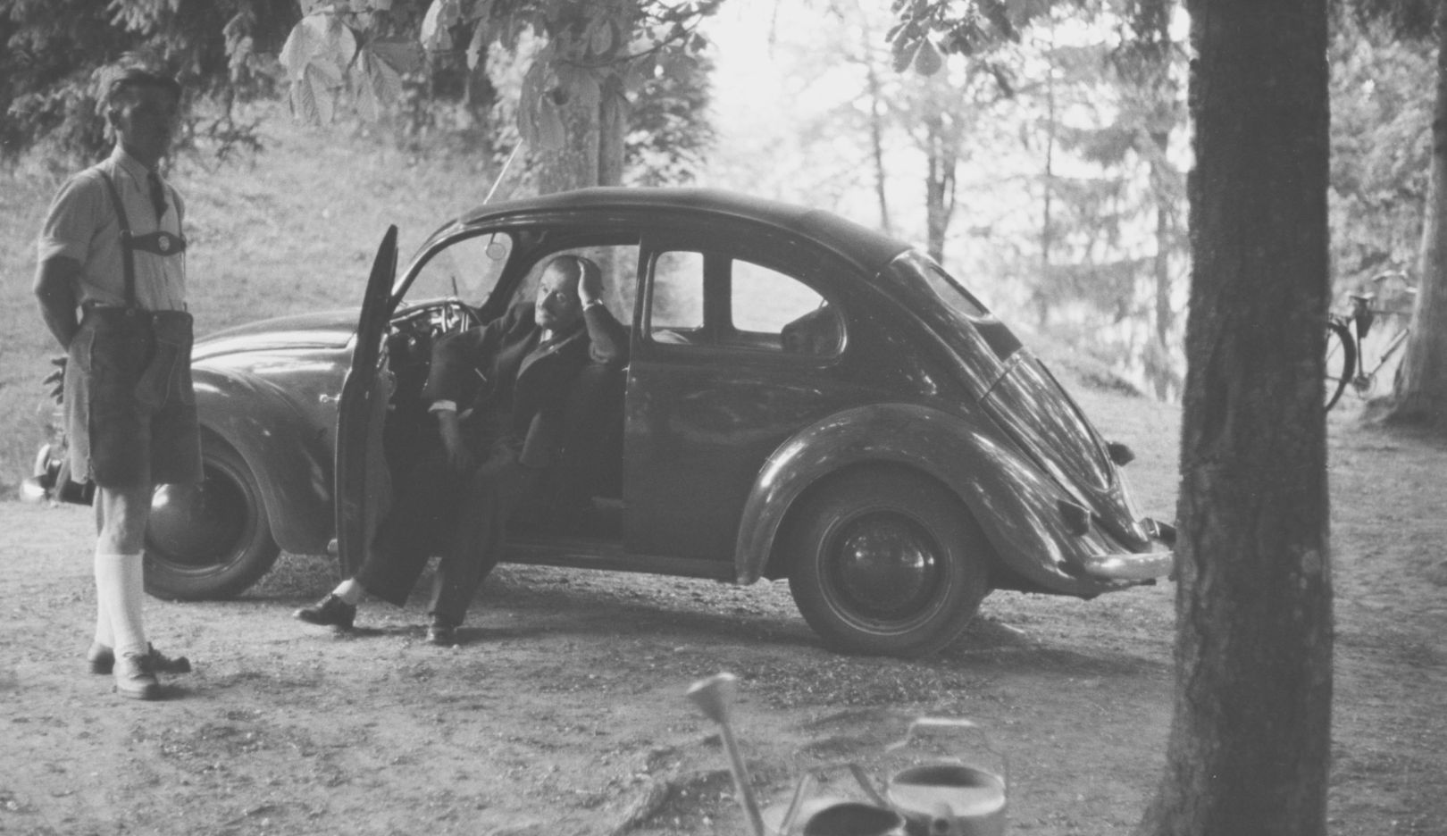 1940: Ferdinand Porsche i jego Volkswagen obok należącej do niego willi nad jeziorem Wörthersee.