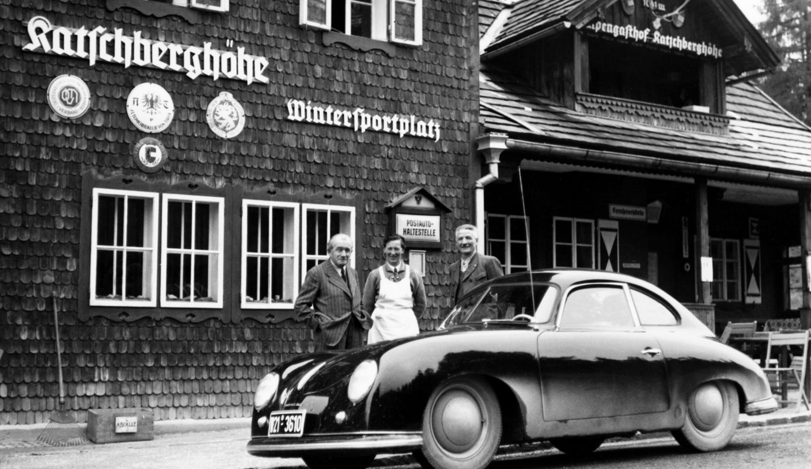 1950: Ferdinand Porsche (po lewej) i jego 356 Coupé na przełęczy Katschberg w Austrii.