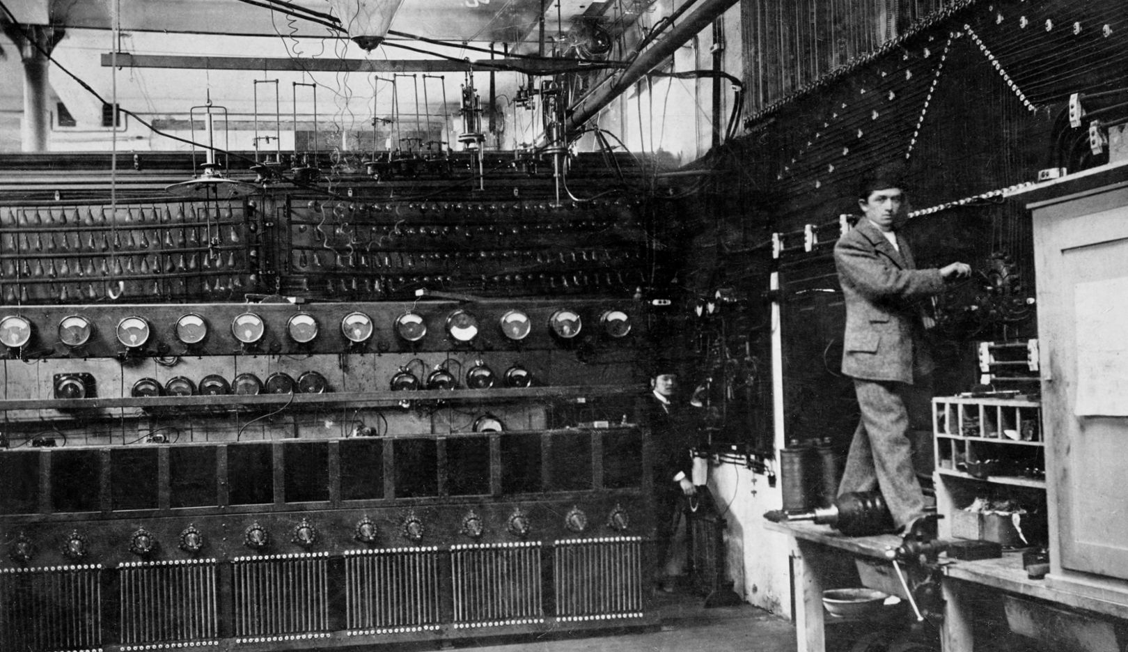 1896: Porsche wykonujący zewnętrzne prace montażowe dla firmy Bela Egger & Co. Został w niej zatrudniony w 1893 roku jako pracownik fizyczny i w ciągu czterech lat awansował na kierownika działu kontroli oraz asystenta w biurze obliczeniowym.