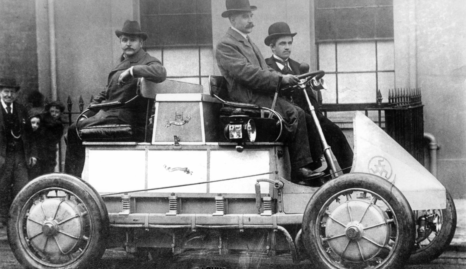 1900: Porsche jako pasażer w wyścigowym samochodzie elektrycznym Lohner-Porsche z czterema silnikami w piastach kół, z których każdy miał moc 2,5 KM.