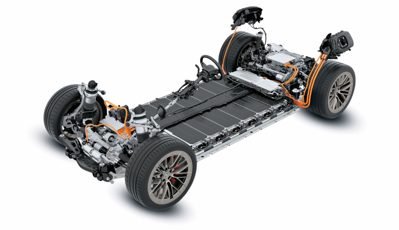 Vielseitig: Sein Fahrwerk macht den Cayenne Electric extrem flexibel. Zur Serienausstattung gehört die adaptive Luftfederung mit elektronischer Dämpferregelung. Sie ermöglicht verschiedene Niveaulagen. Optional erhältlich für den Cayenne Turbo Electric ist das Fahrwerk Porsche Active Ride, das weiterentwickelt wurde. Komfort und Dynamik werden so deutlich auf ein neues Niveau gehoben. Porsche Active Ride hält die Karosserie auch beim Bremsen, Beschleunigen oder in schnellen Kurven horizontal, was konventionelle Stabilisatoren überflüssig macht. Das System ermöglicht in allen Betriebszuständen eine optimierte Radlastverteilung und damit auch maximale Traktion im Gelände. Ergänzt wird das System durch eine optionale Hinterachslenkung, die den Wendekreis deutlich reduziert und zugleich noch mehr Fahrstabilität bei hohen Geschwindigkeiten möglich macht. Zum Sportwagen-Fahreindruck trägt auch die Hochvoltbatterie mit 113 kWh bei. Sie ist funktionsintegriert, also direkt in die Fahrzeugstruktur eingebunden. Das verbessert unter anderem die Steifigkeit der Karosserie und senkt den Schwerpunkt.