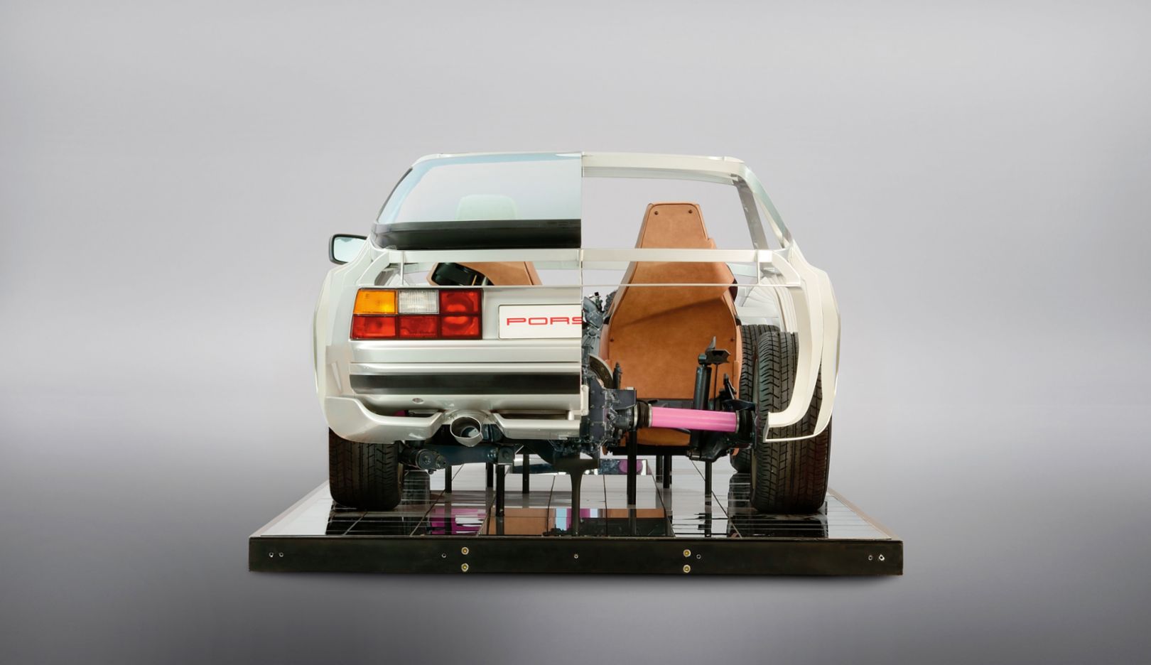 动力流向：驱动从前桥的发动机传递至后桥的变速箱，再从那里传递至后轮。