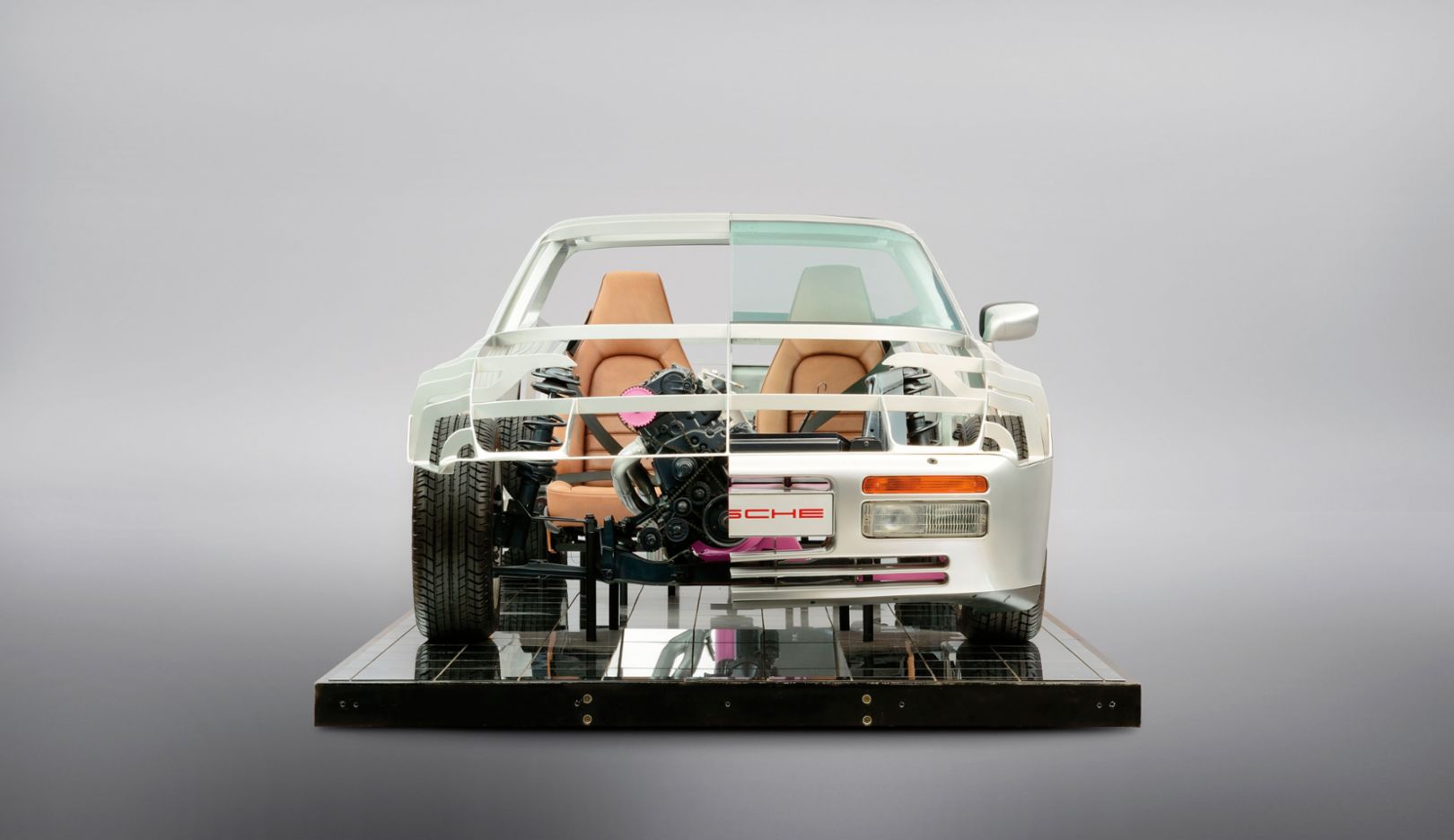 动力流向：驱动从前桥的发动机传递至后桥的变速箱，再从那里传递至后轮。