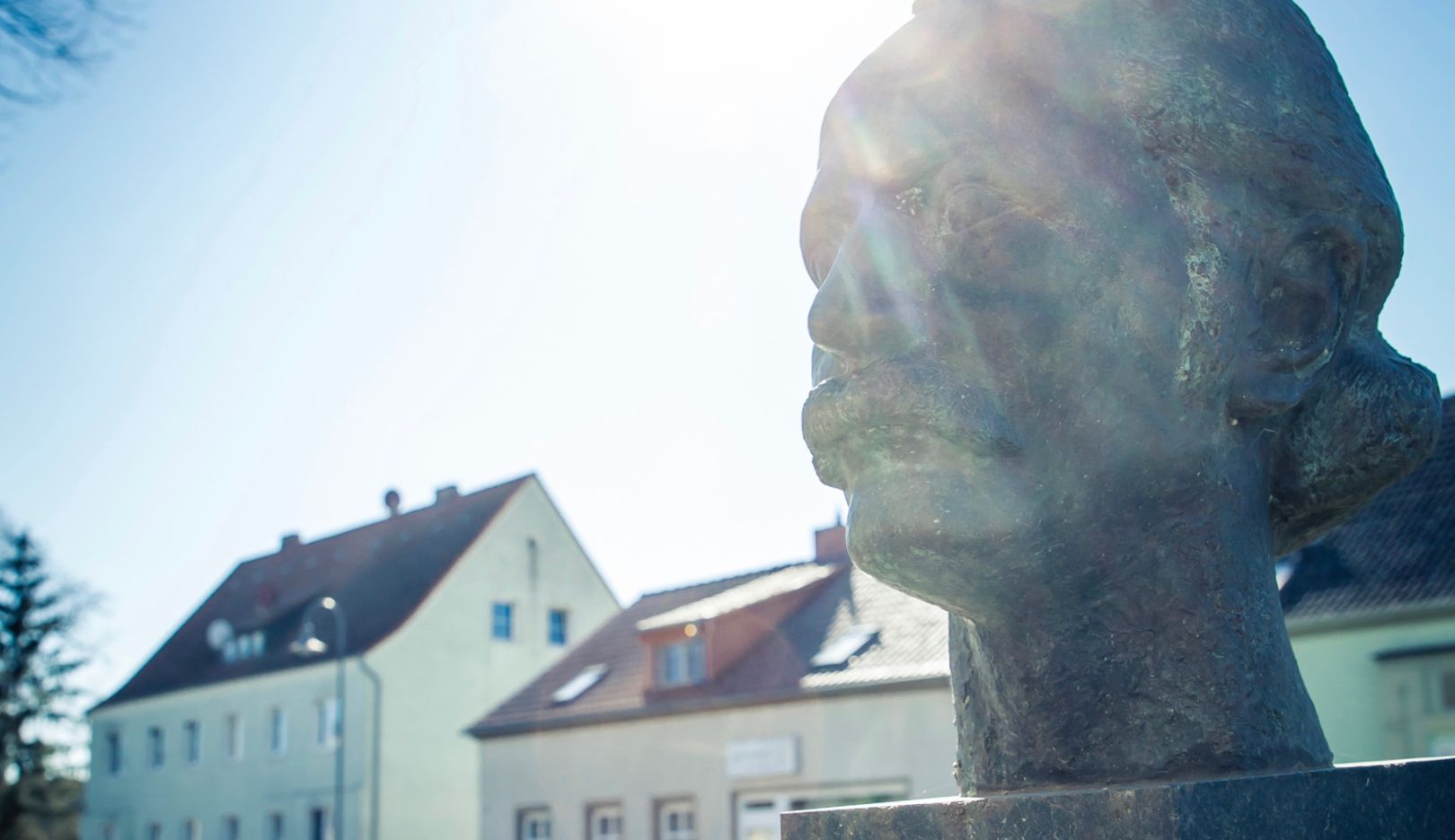 This bronze bust of Theodor Fontane stands outside what was his father’s pharmacy in Letschin. The author’s gaze is directed at the building. 