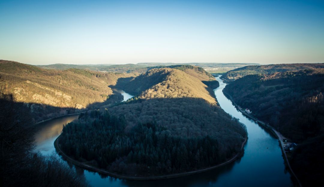 Right in time for the next sunset we reach Cloef, a 180-meter-high observation area overlooking the Great Bend in the Saar River. The 180-degree bend is the landmark of Saarland, Germany’s smallest state, which was named after the river. 