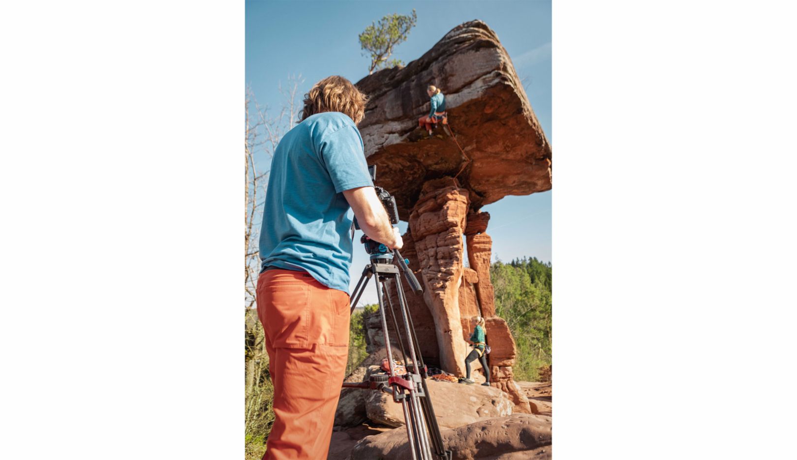 Robert Jasper klettert am Teufelstisch-Felsen – für den Extrembergsteiger und -kletterer eine leichte Übung.