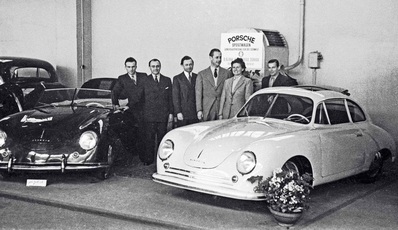 Salon de l’auto 1949 avec la Porsche 356/2 Beutler Cabriolet et la 356/2 Gmünd Coupé : 