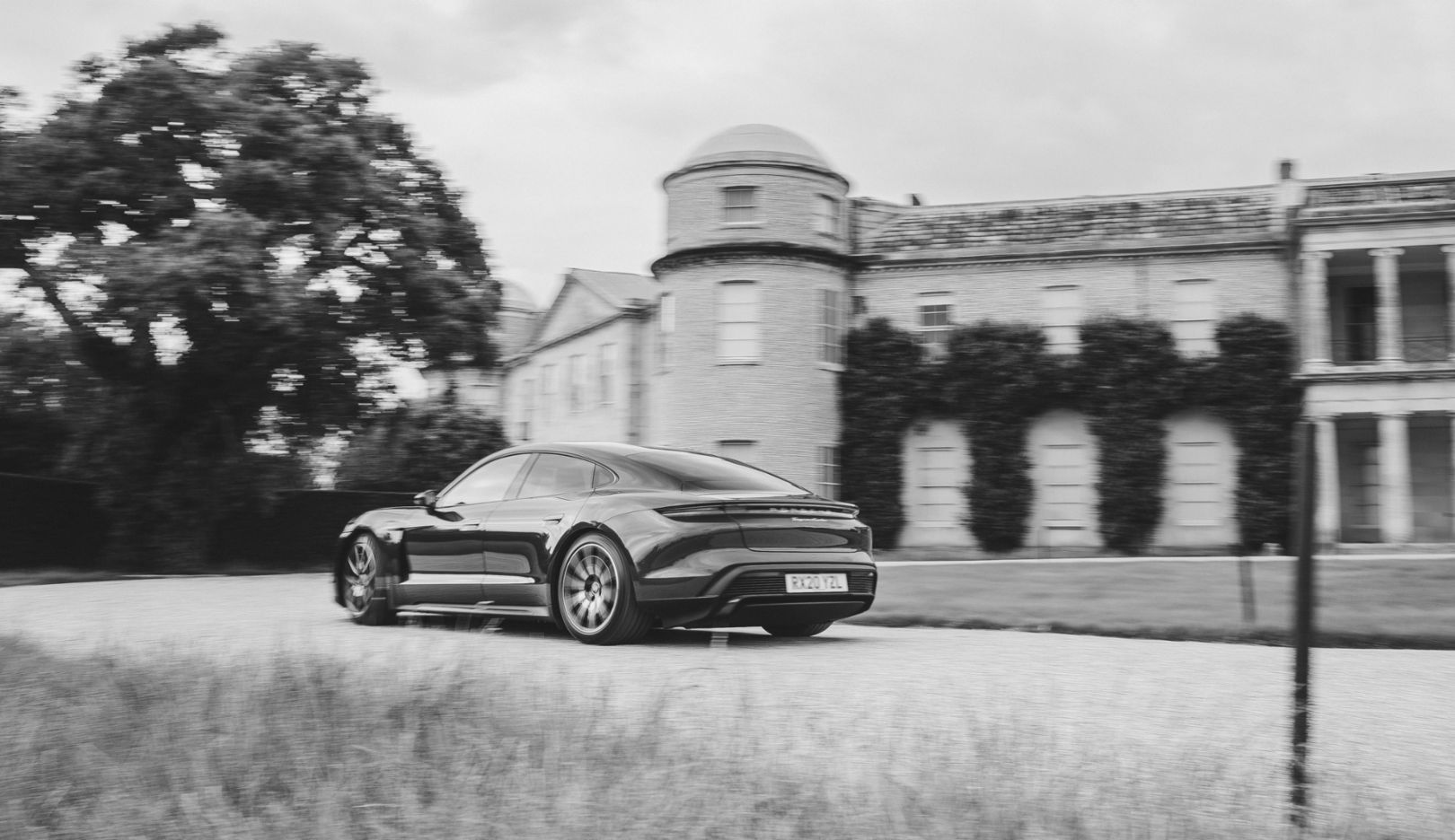 Gentle dynamics: Amy Shore combines the beauty of the landscape with the modernity of the sports car. 