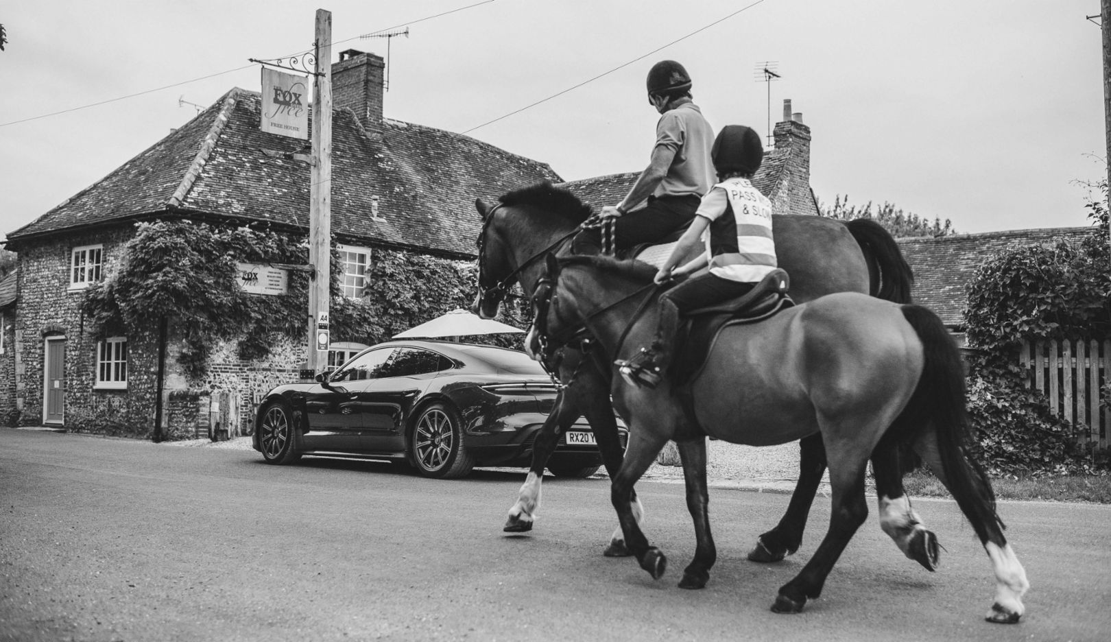 Horsepower: two versus 700, but the young wild horse Taycan is waiting patiently on the side of the road.