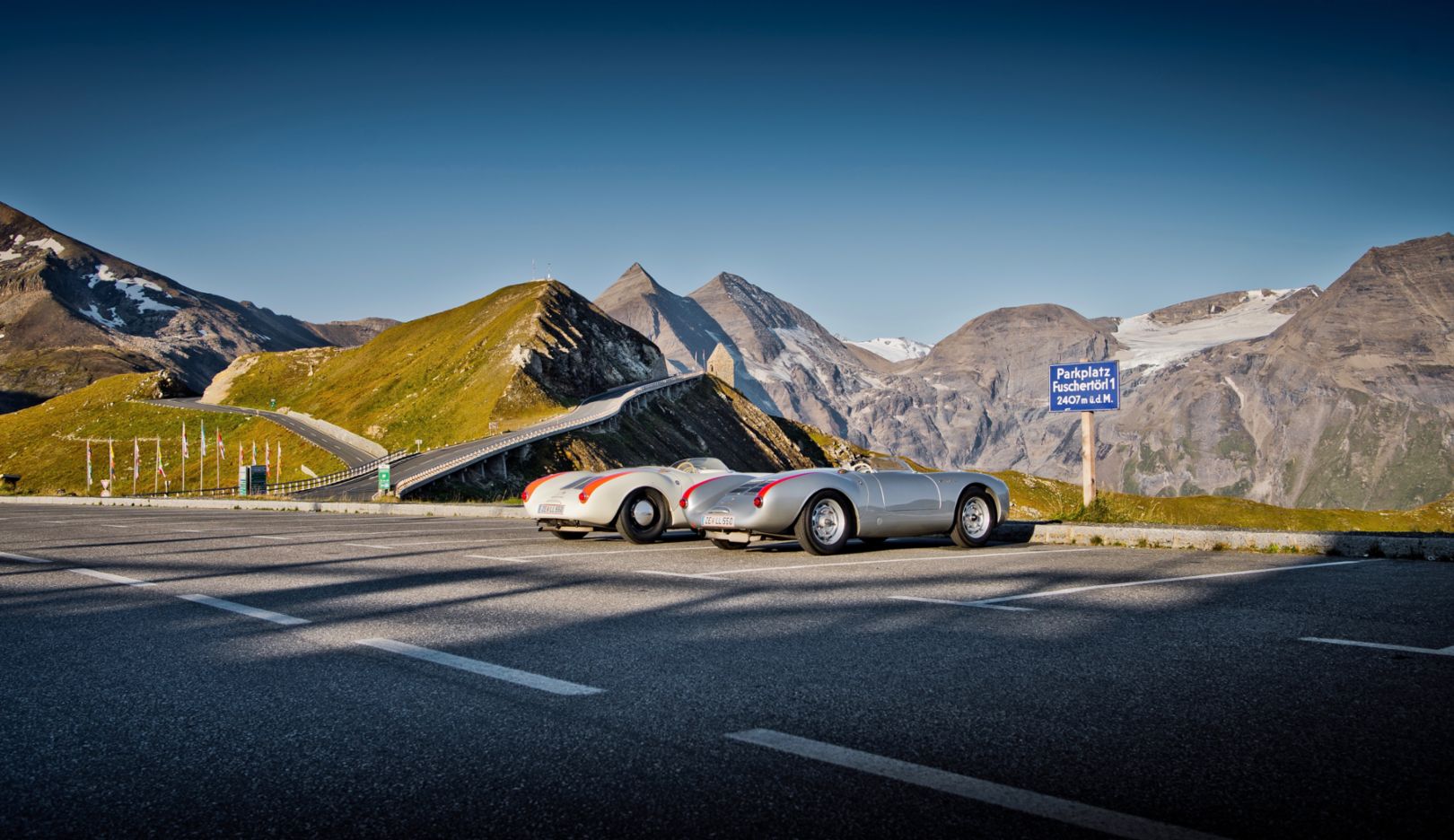 The cul-de-sac at the Fuschertörl branches off to the Edelweißspitze. The two Porsche 550s have already come a long way, but their upwards journey still has about 170 meters to go.
