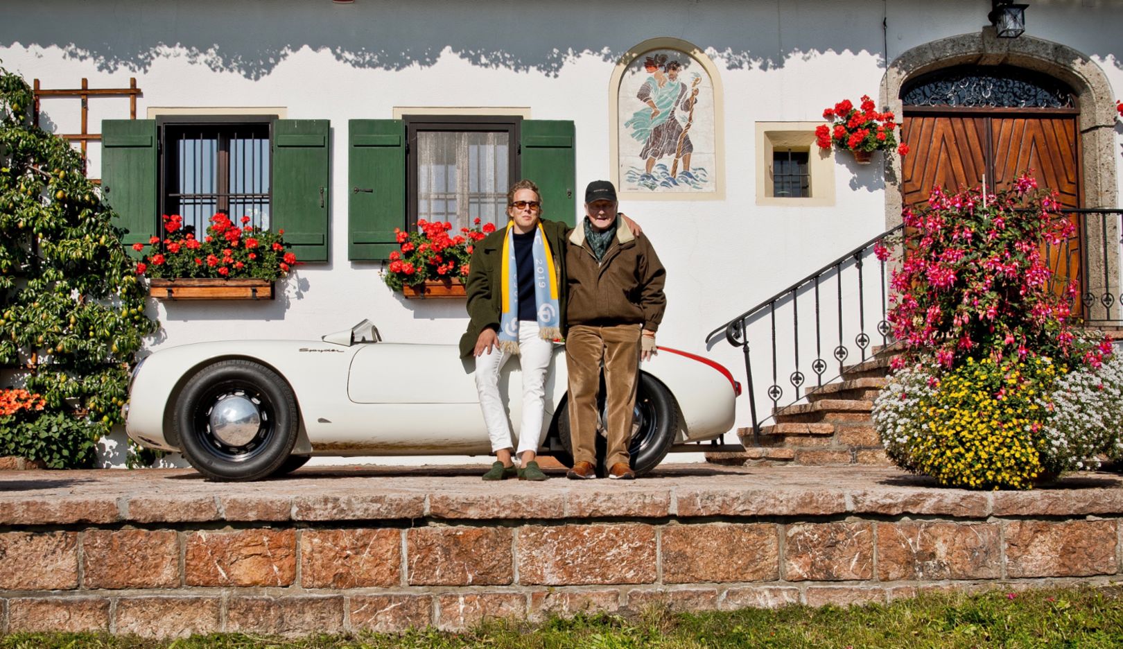Unity of the generations: Ferdinand and his father Wolfgang Porsche after the drive, arm in arm in front of Schüttgut, the Porsche family’s haven of tranquility.
