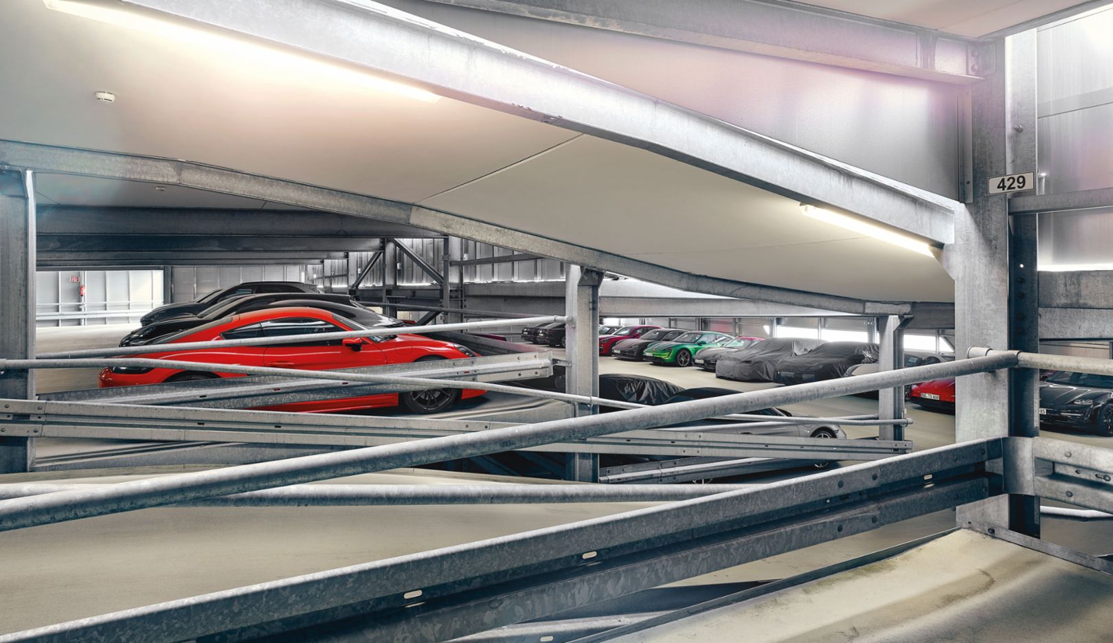 Testwagens achter slot en grendel – Prototypegarage: zo’n 255 voertuigen in zeer verschillende camouflagestadia worden afgeschermd van nieuwsgierige blikken.