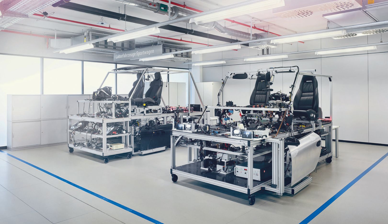 Laboratoriumauto’s – Elektronica-integratie: deskundigen testen de interactie en communicatie van alle elektronische componenten van een sportwagen.