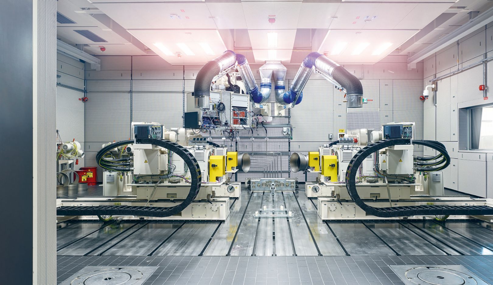 Testen in samenhang – Aandrijvingstestgebouw: in de testfaciliteit, die in 2019 in gebruik werd genomen, worden alle onderdelen in samenhang getest: motor, transmissie, elektronica en accu.