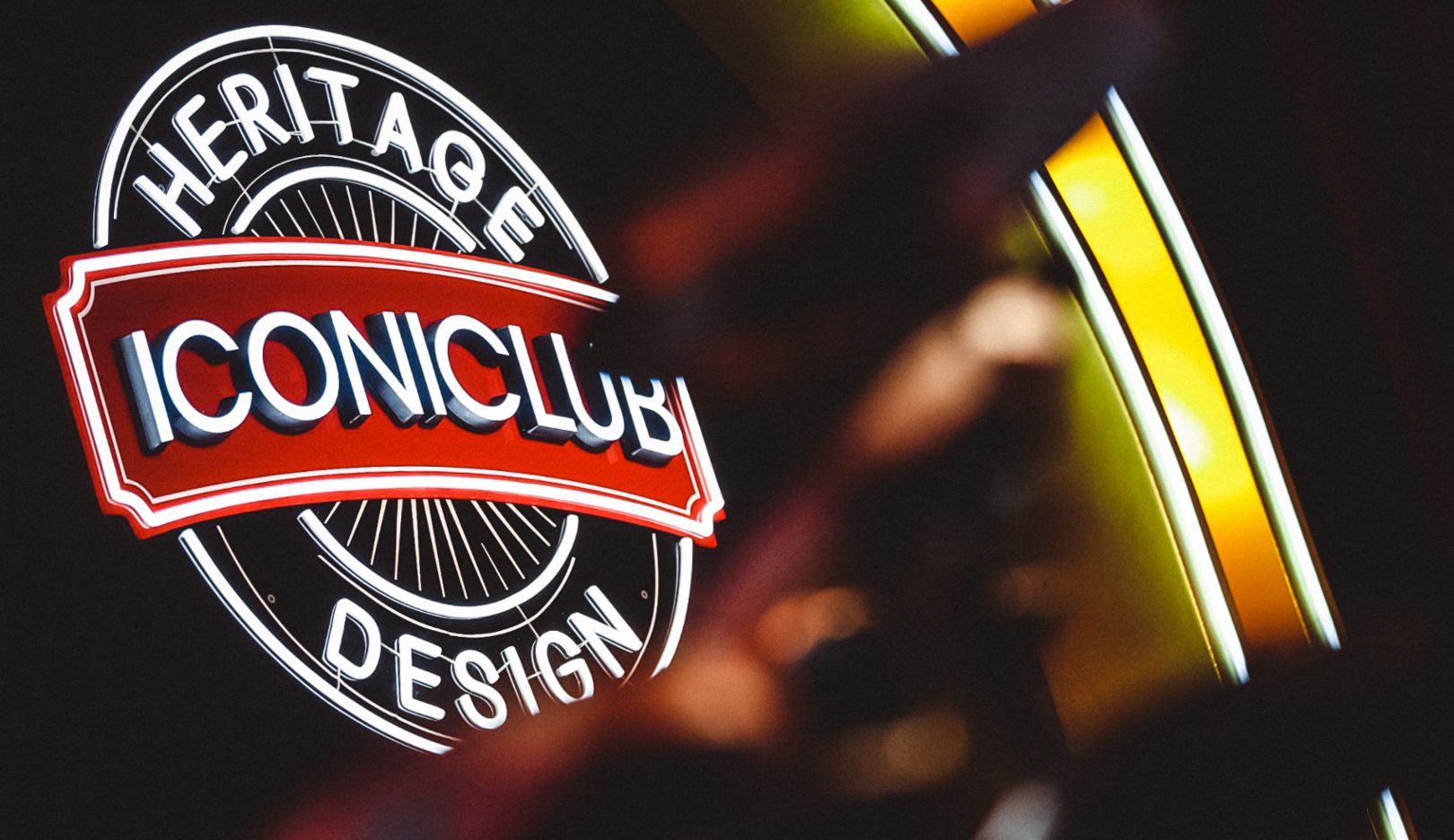 上海保时捷体验中心化身成为保时捷 ICONICLUB 极尽复古“腔调”。