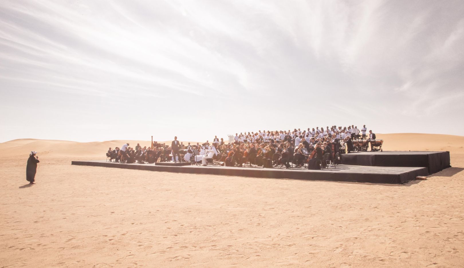 Für die Expo 2020 kamen 190 Musiker aus der ganzen Welt in der Wüste von Dubai zusammen, um die Nationalhymne des Gastgeberlandes zu spielen. Die Aufführung war Teil der Feierlichkeiten zum 47. Nationalfeiertag der Vereinigten Arabischen Emirate. Nayla Al Khaja hielt die Szene in Bewegtbild fest. Foto: Nayla Al Khaja Films