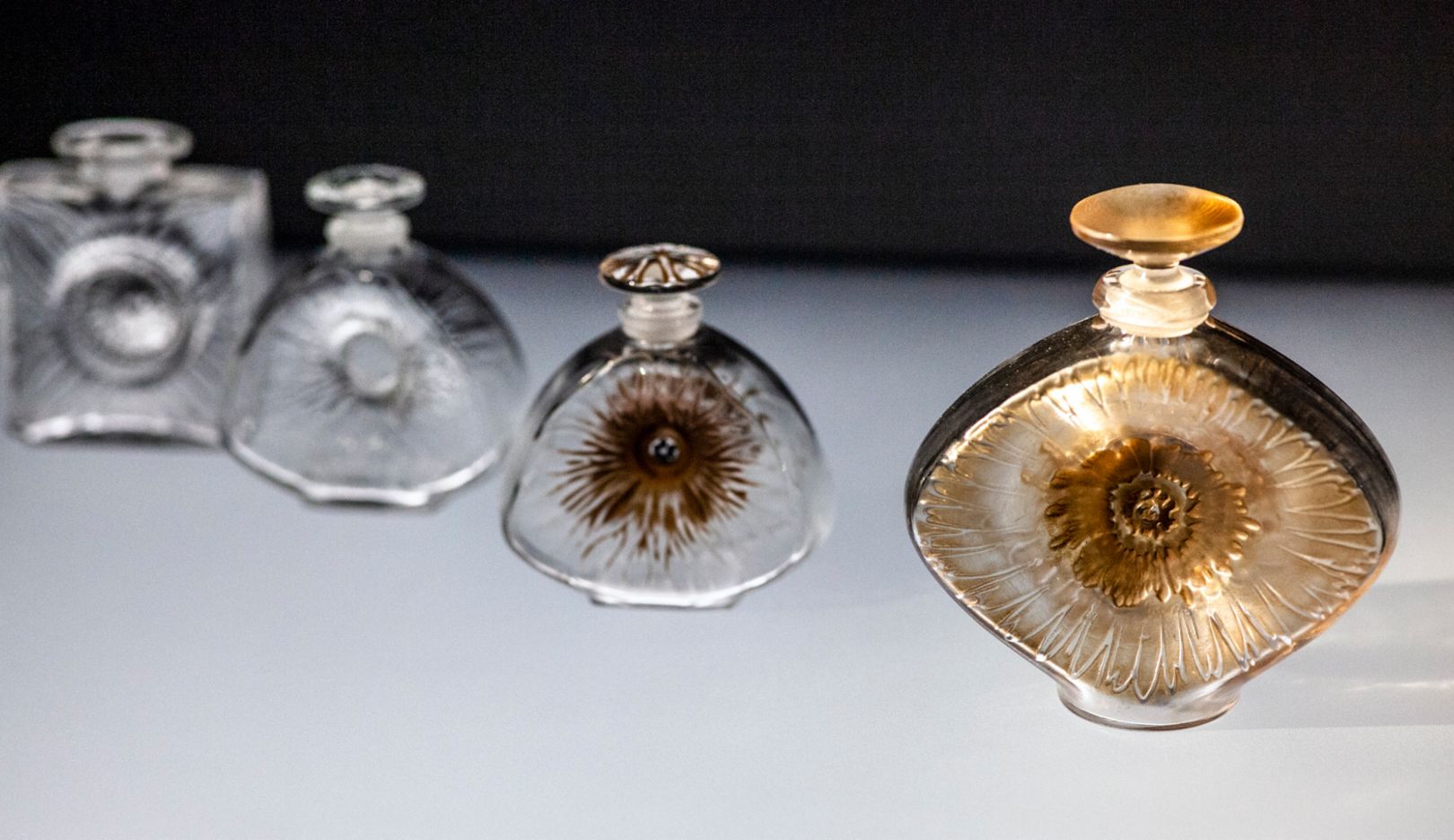 René Lalique revolutionised flacon production, and his innovations were copied accordingly, which is why he tried to protect himself with his first patents in 1911 and 1912. This collection from 1911 is one of them. From left to right, the classic box shape of Dahlia changes via Fleur and Althéa to a stylised eye: the blossom becomes a shimmering iris.