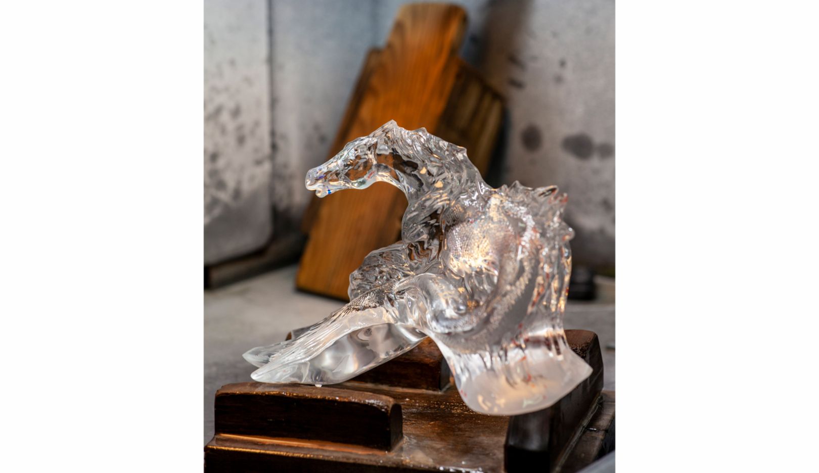 The twenty-five-kilogram sculpture Cheval de Poséidon (Horses of Poseidon) was created in 2019 in a limited edition of 188 pieces. The motif follows ancient depictions. The photo shows the sculpture in its raw state. The crystal still needs to be cut and polished, showing the interplay of clear and satin surfaces.