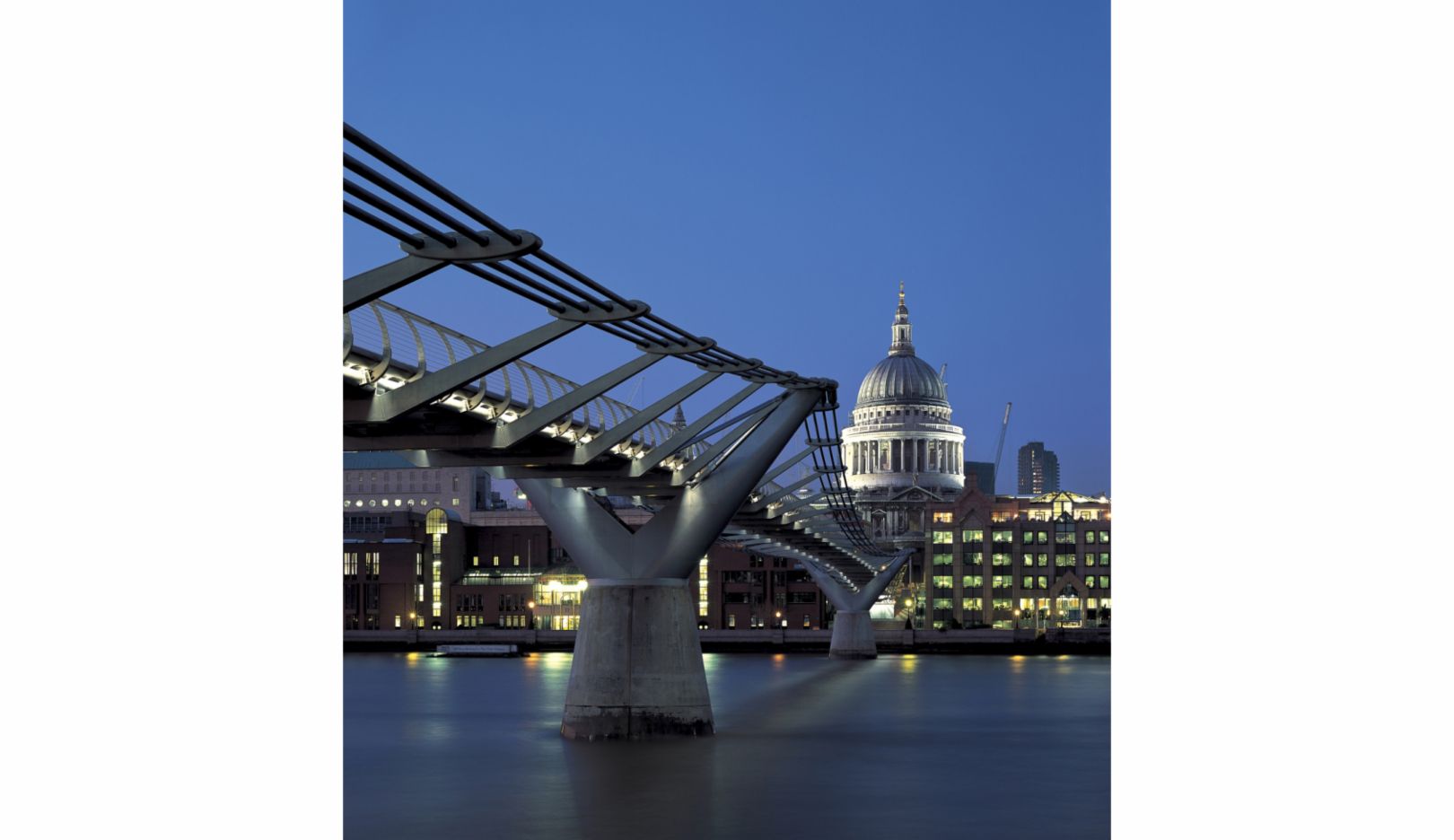 Ebenfalls in London wurde Lord Norman Fosters Entwurf einer Fußgängerbrücke umgesetzt. Die berühmte Millenium-Bridge führt über die Themse. Im Juni 2000 eröffnet, wurde die Brücke allein am ersten Wochenende von rund 100.000 Menschen überquert. Foto: Nigel Young / Foster + Partners