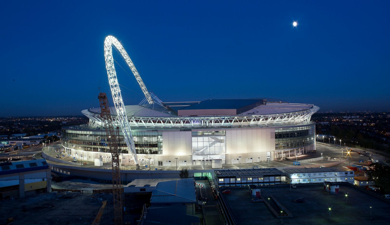 Das veraltete Stadion in London wurde im Jahr 2003 abgerissen. Der Entwurf für das neue Wembley Stadion stammt von Foster + Partners. Mit 90.000 Sitzplätzen und seiner schließbaren Kuppel ist es eine der weltweit größten überdachten Arenen. Foto: Nigel Young / Foster + Partners