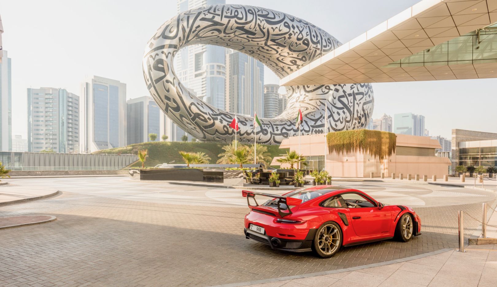 An extraordinary experience: Going for a spin with Karim Al Azhari through Dubai. The Porsche 911 GT2 RS cuts a good figure in front of the Museum of the Future.