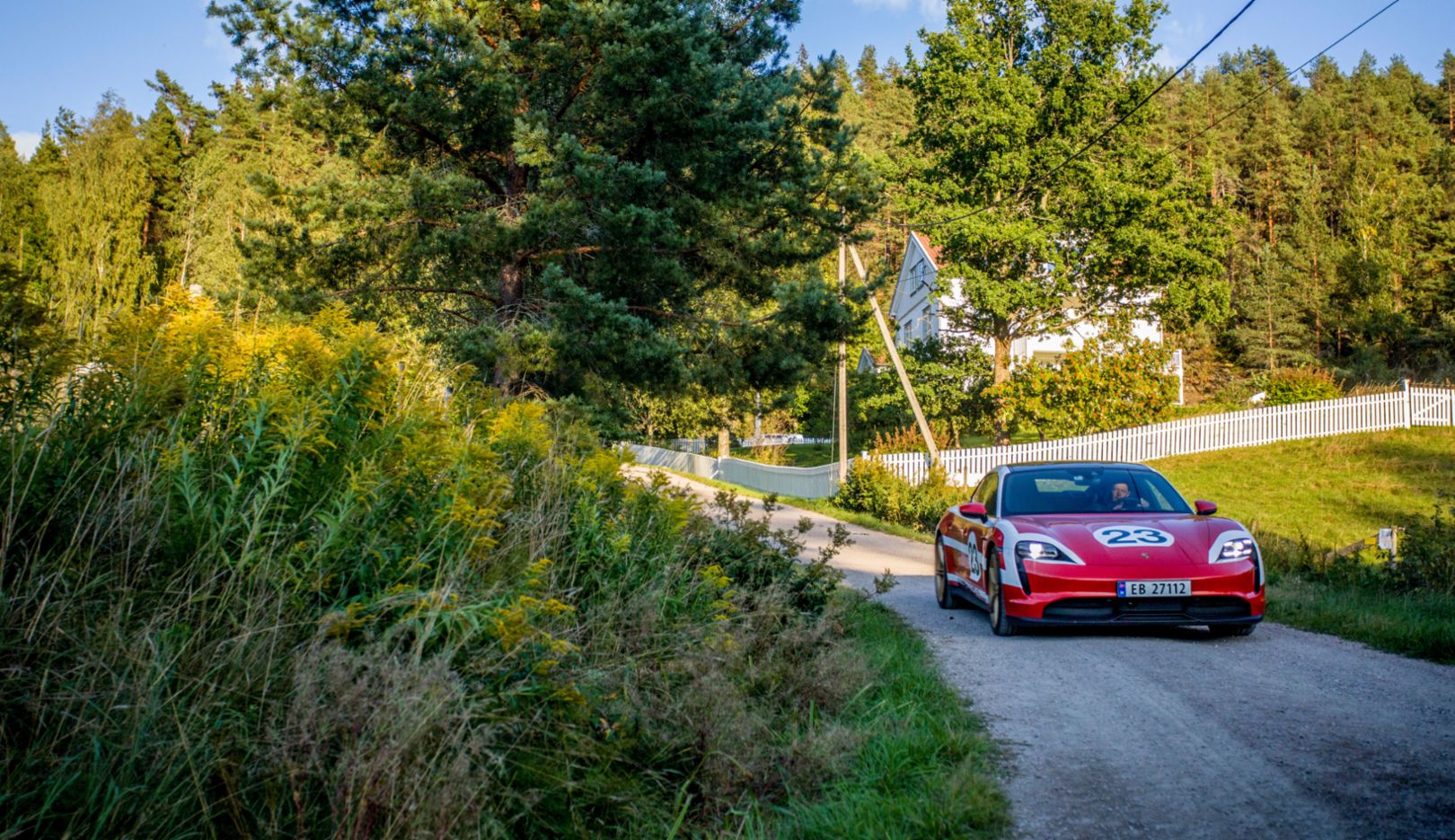 Leise Töne: Der naturverbundene Musiker genießt die Ausflüge mit seinem Porsche Taycan 4S. „Ich lerne das elektrische Fahren mehr und mehr zu schätzen. Die Entwicklung ist gut und auch nicht mehr umkehrbar“, sagt Wongraven.