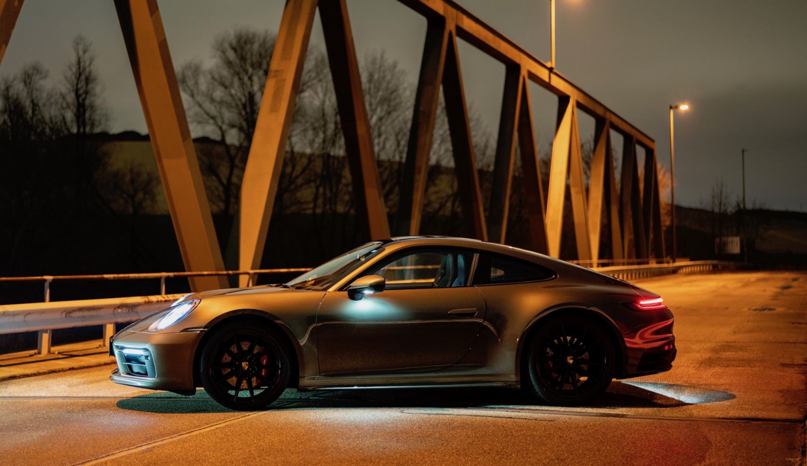 Die Magie von Alt und Neu: Der Porsche 911 Carrera 4S im Licht der alten Hafenanlage.