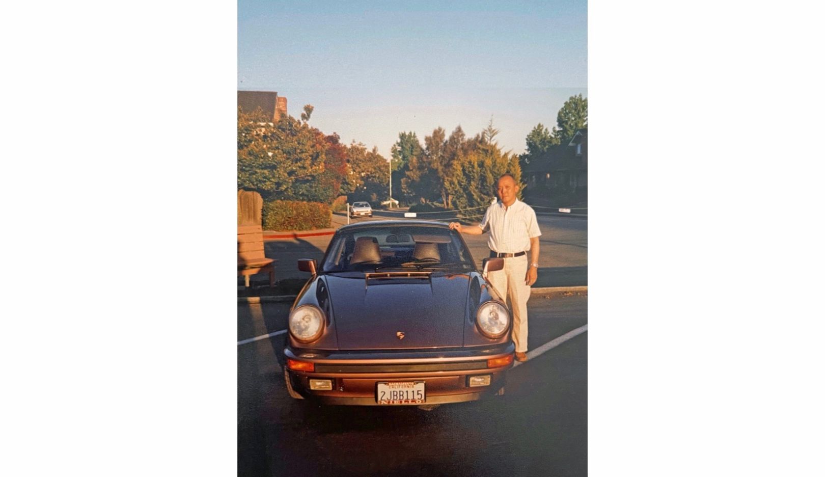 George Wu s’est offert sa première Porsche 911 alors qu’il était un jeune retraité. Son fils, l’acteur Daniel Wu, alors âgé de 12 ans, a eu le privilège de choisir la couleur – sa préférence avait porté sur un coloris rare : Rouge Cassis.