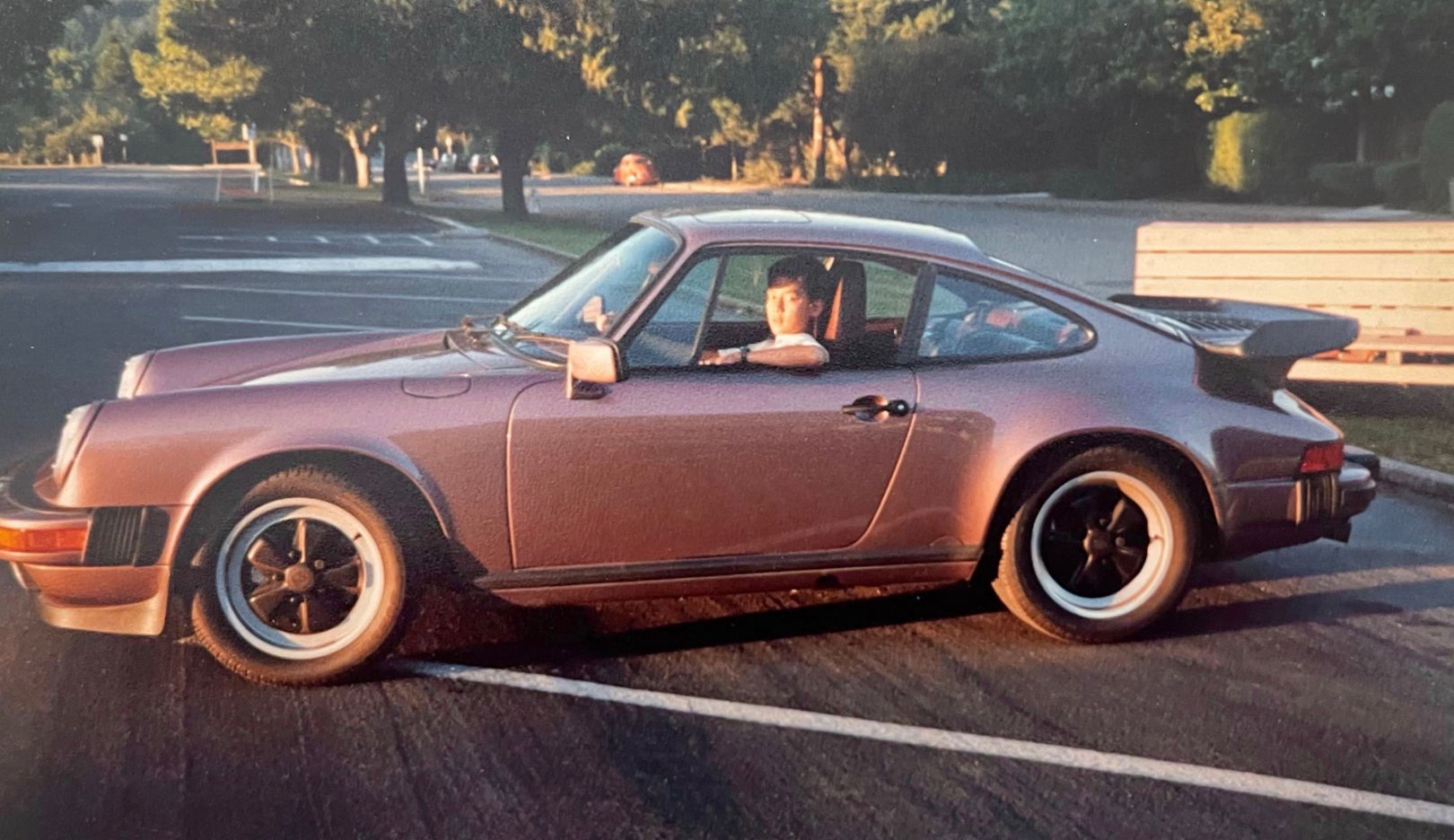 Sa première fois à bord de la Porsche 911 de son père – à l’école, le garçon de 12 ans brûlait d’impatience de faire la rencontre de la nouvelle voiture. C’est ce jour-là qu’est née la passion de Daniel Wu pour les voitures sportives et pour Porsche. 