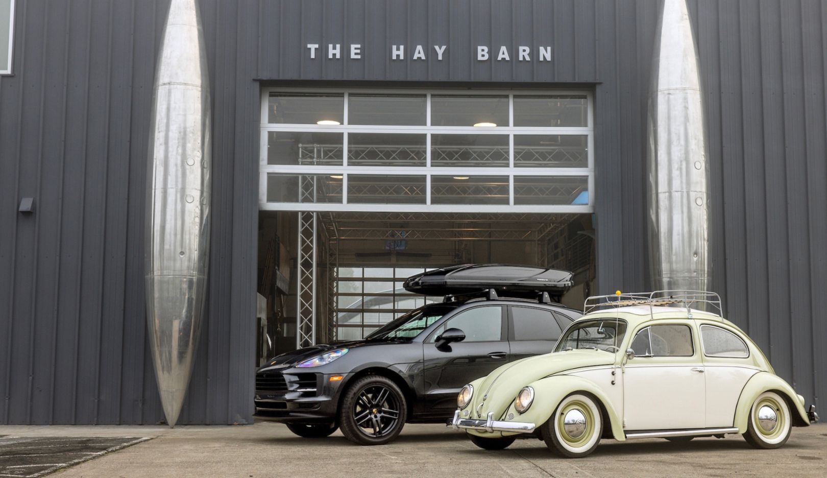 Pas de deux: kunstenaar Gordon Huether koestert de verwantschap tussen zijn VW Kever uit 1959 en zijn Porsche Macan S.