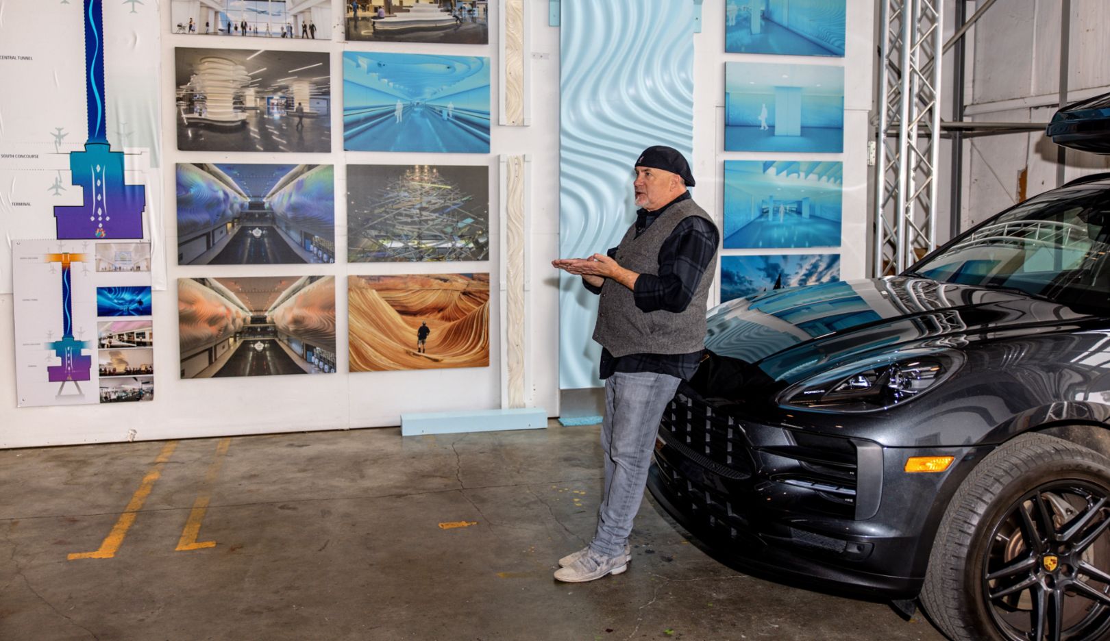 Parkeerplek in de studio: Gordon Huether met zijn Porsche Macan S voor opnames van zijn werken in Napa, Californië, VS.