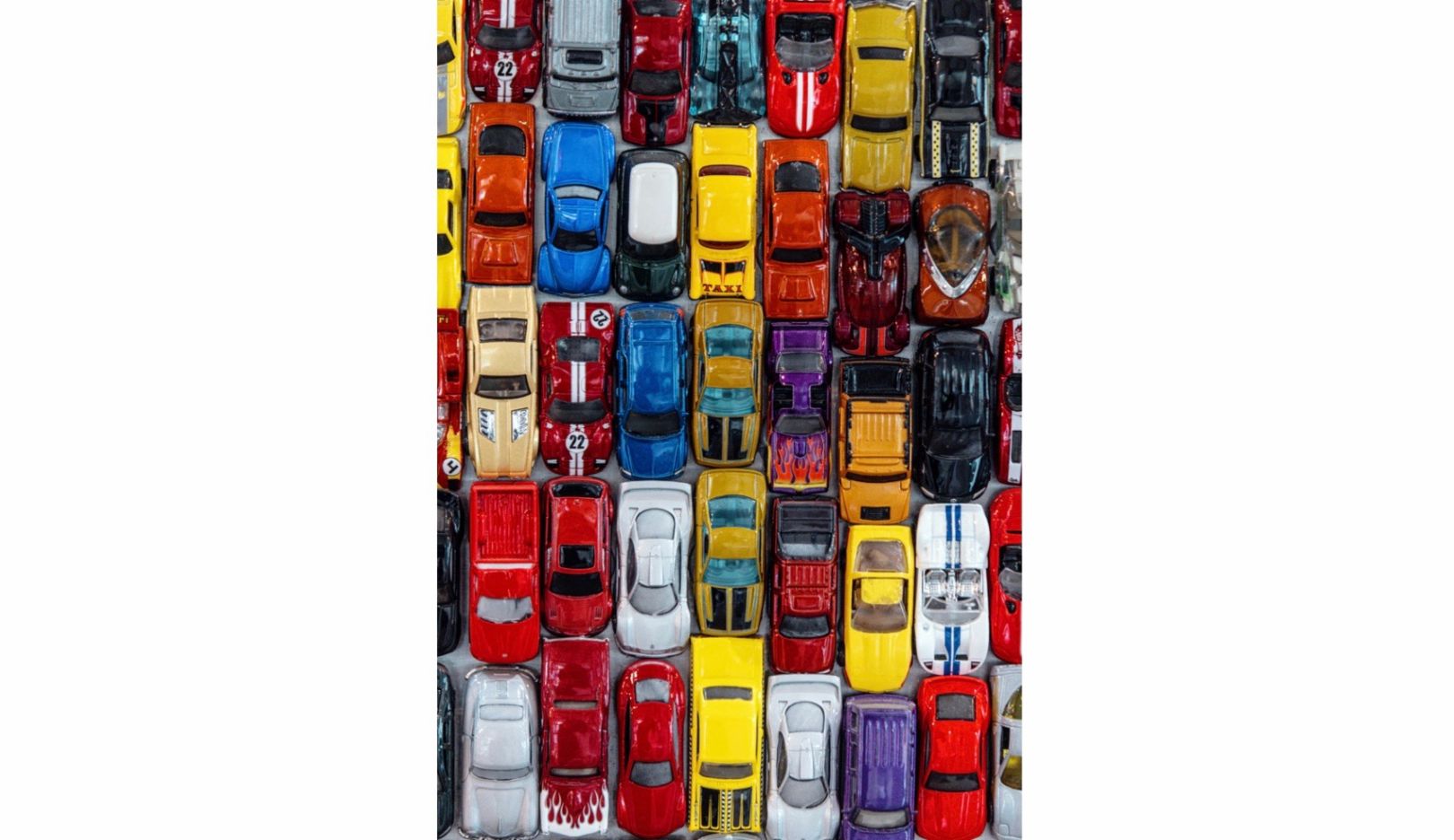 Arte en espacios públicos: para adornar un parking en la localidad californiana de Stockton, Huether creó un collage con 30 000 coches de juguete.