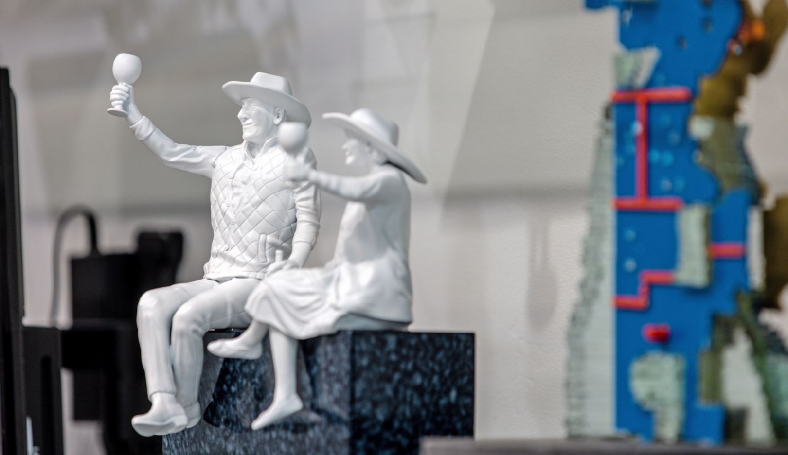 Culinaire pioniers van de Napa Valley: Deze sculptuur eert Robert Mondavi en Margrit Biever Mondavi. Op de afbeelding een miniatuur. In het echt zit het paar als sculptuur op het dak van het Culinary Institute of America.