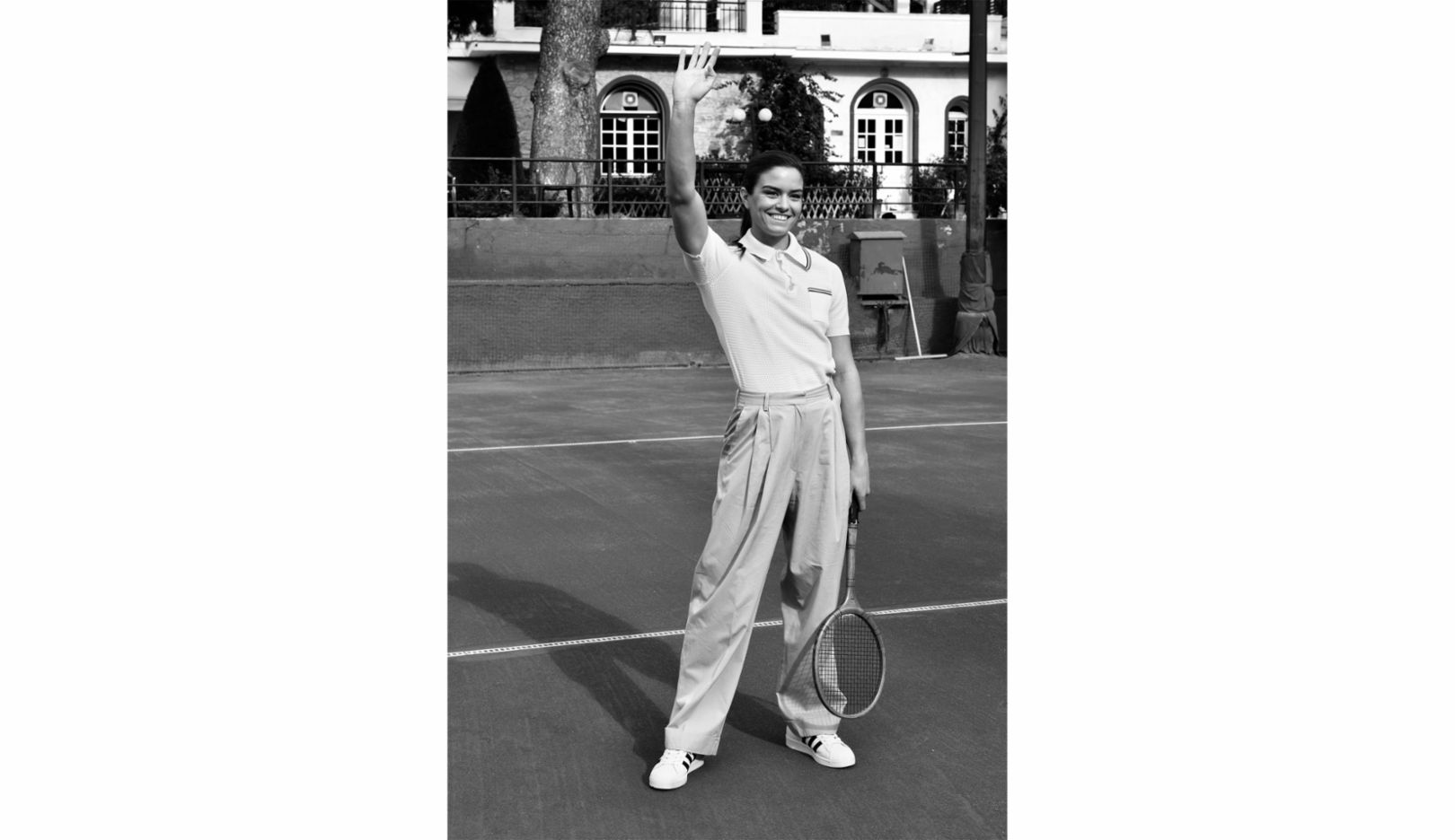 Maria Sakkari au club de tennis sur gazon d’Athènes. « La photo rend hommage aux années 30 et 40 », explique Radka Leitmeritz. « Maria a grandi à Athènes. Ses grands-parents et sa mère jouaient déjà dans cet ancien club de tennis. J'ai donc voulu la montrer dans cet environnement et ce look. » 